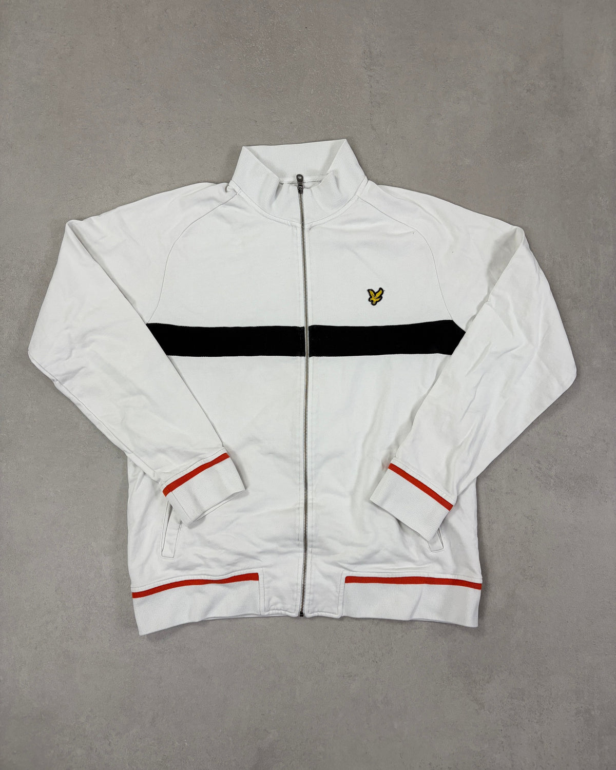 Lyle & Scott Trainingsjacke Weiß mit schwarzem Bruststreifen – Vorderseite