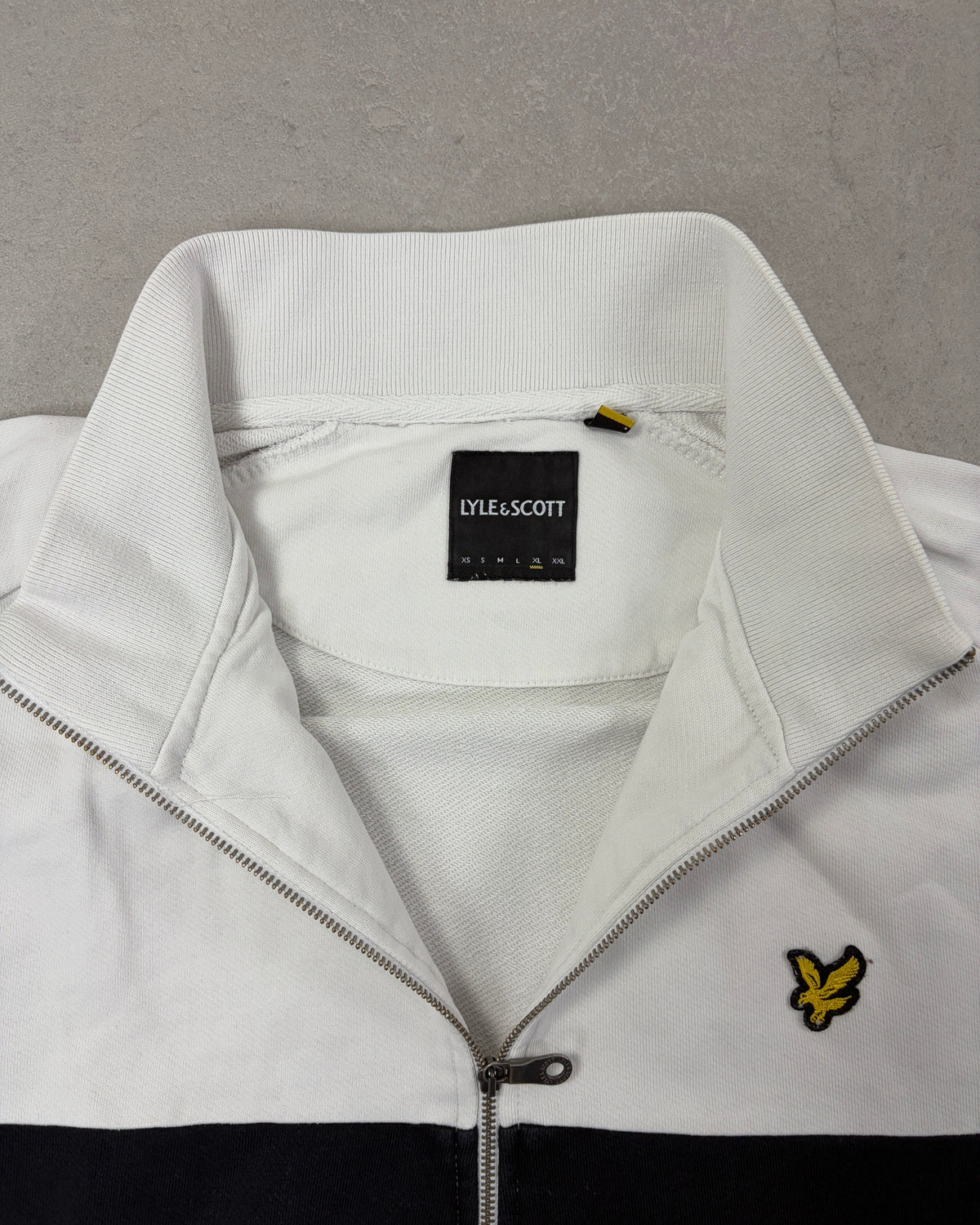 Lyle & Scott Trainingsjacke Weiß mit schwarzem Bruststreifen – Etikett