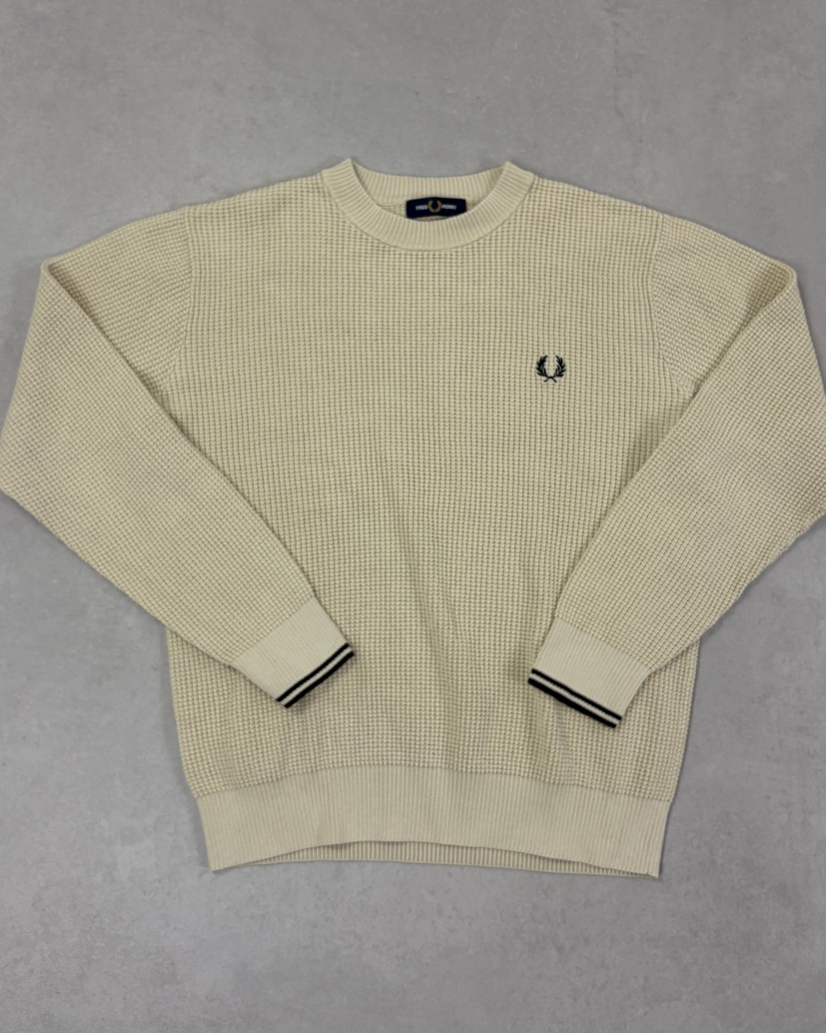 Fred Perry Strickpullover Creme mit Waffelstruktur – Vorderseite
