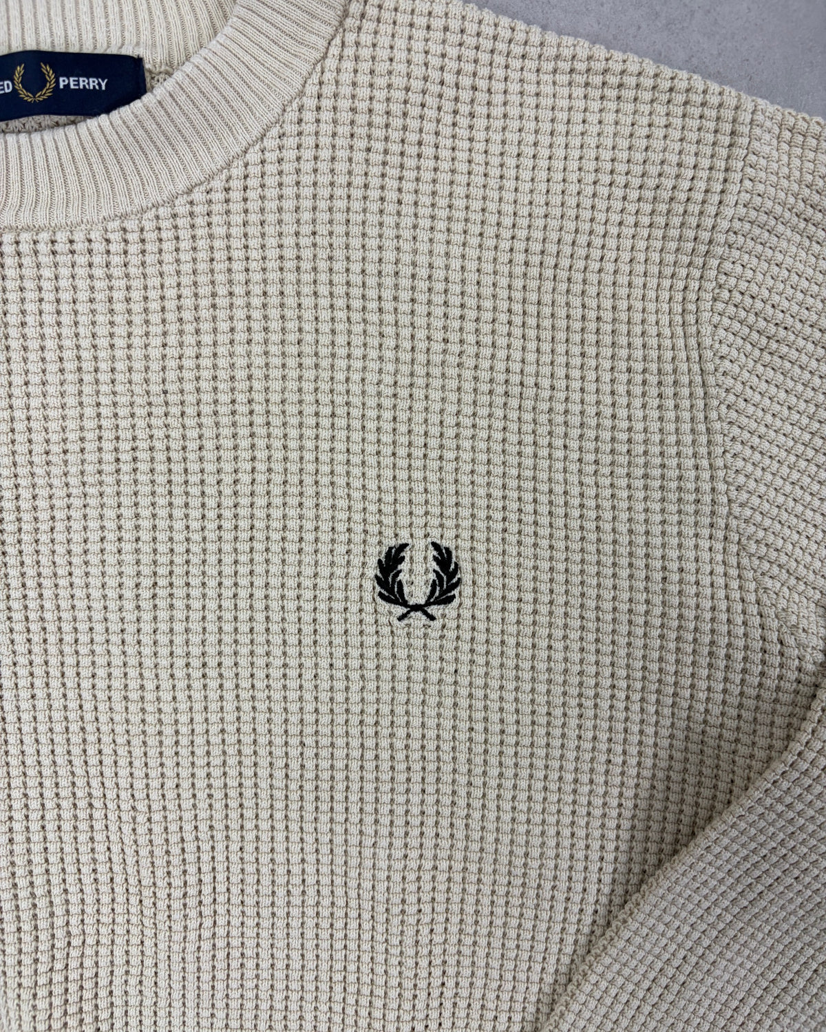 Fred Perry Strickpullover Creme mit Waffelstruktur – Detail
