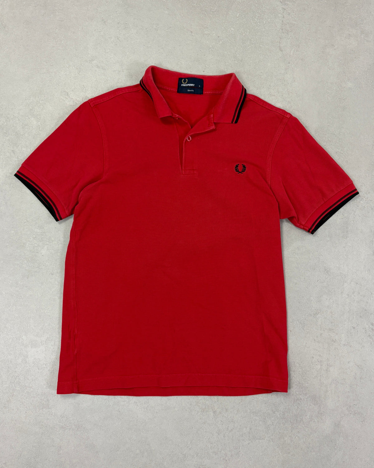 Fred Perry Poloshirt Rot mit schwarzem Tipping – Vorderseite