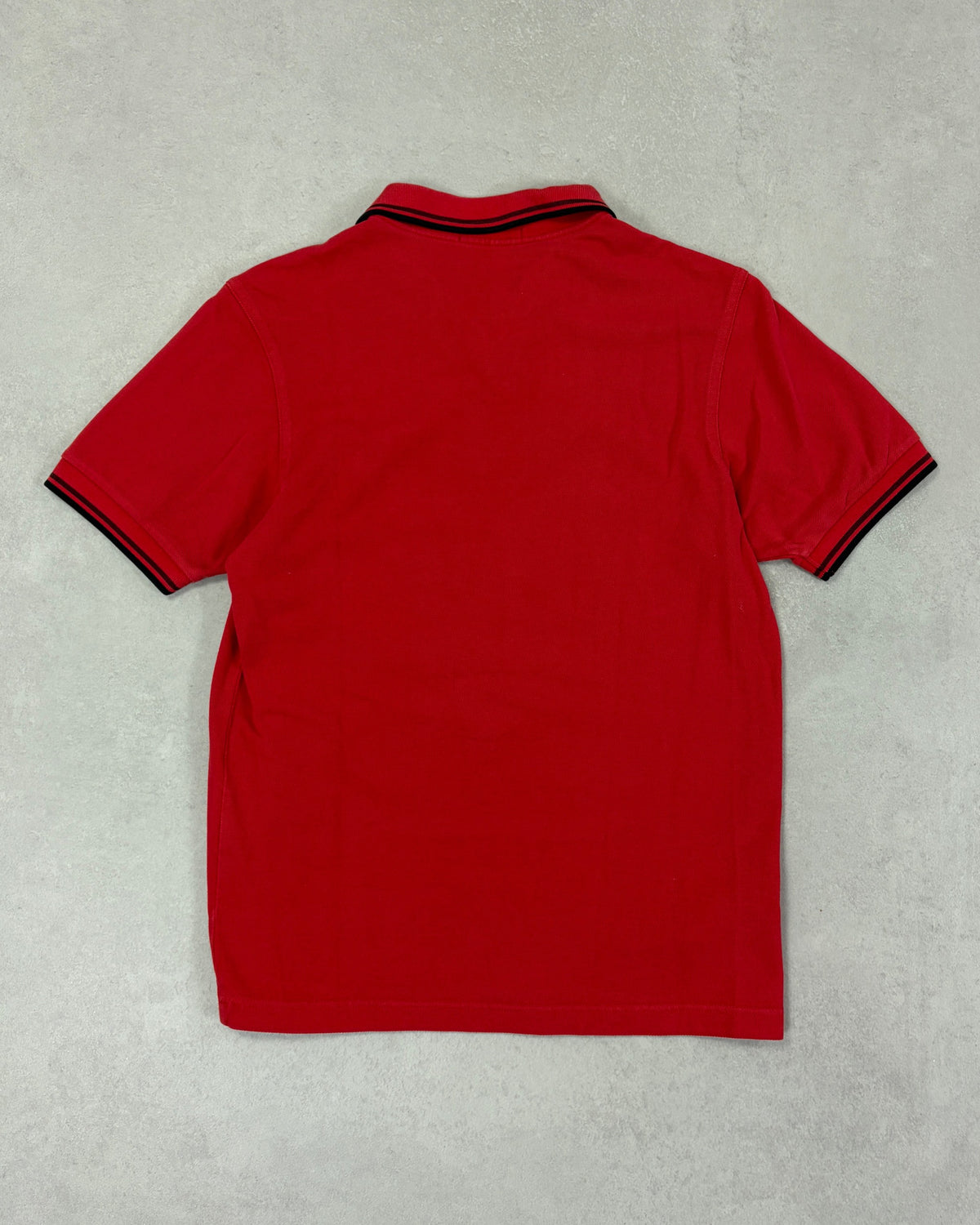 Fred Perry Poloshirt Rot mit schwarzem Tipping – Rückseite