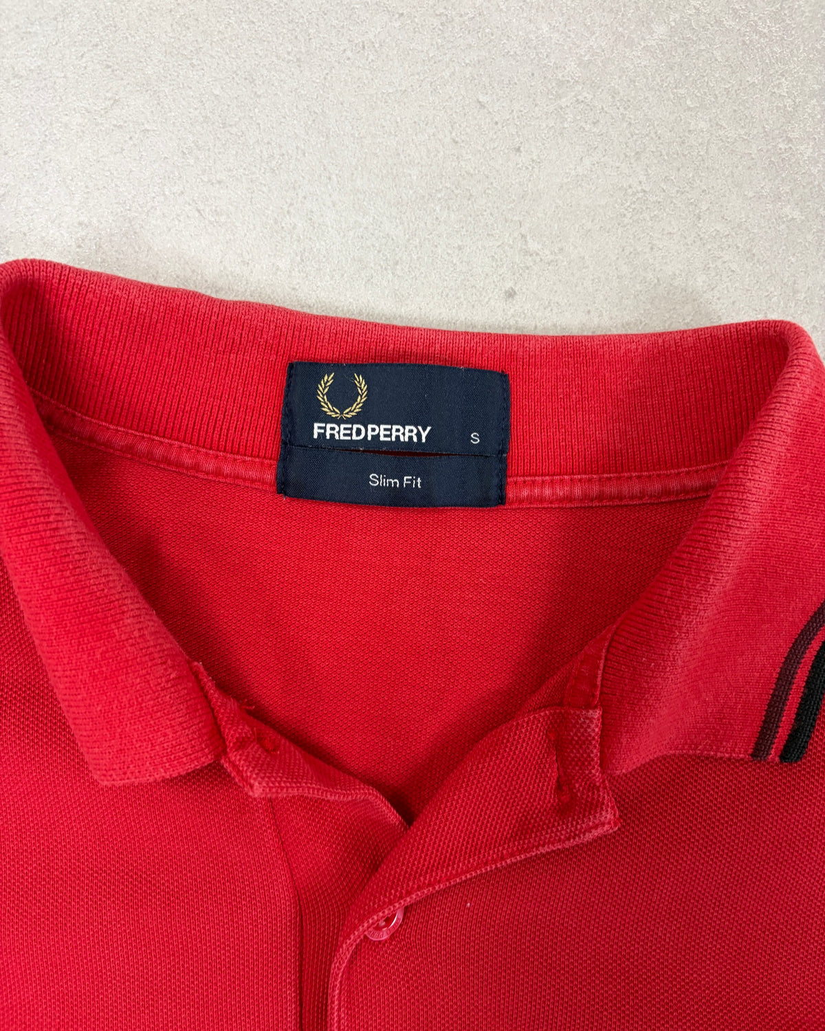 Fred Perry Poloshirt Rot mit schwarzem Tipping – Etikett