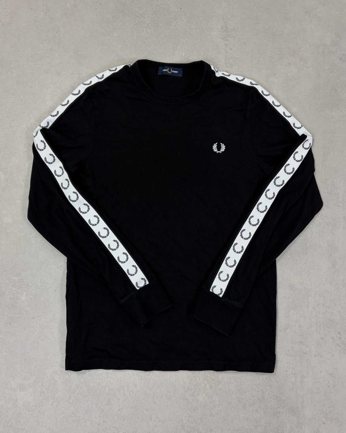 Fred Perry Langarmshirt Schwarz mit Lorbeer-Tape – Vorderseite