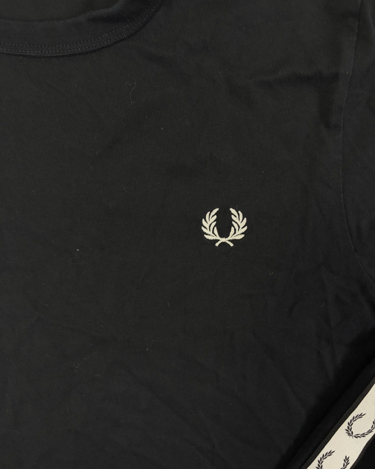 Fred Perry Langarmshirt Schwarz mit Lorbeer-Tape – Detail