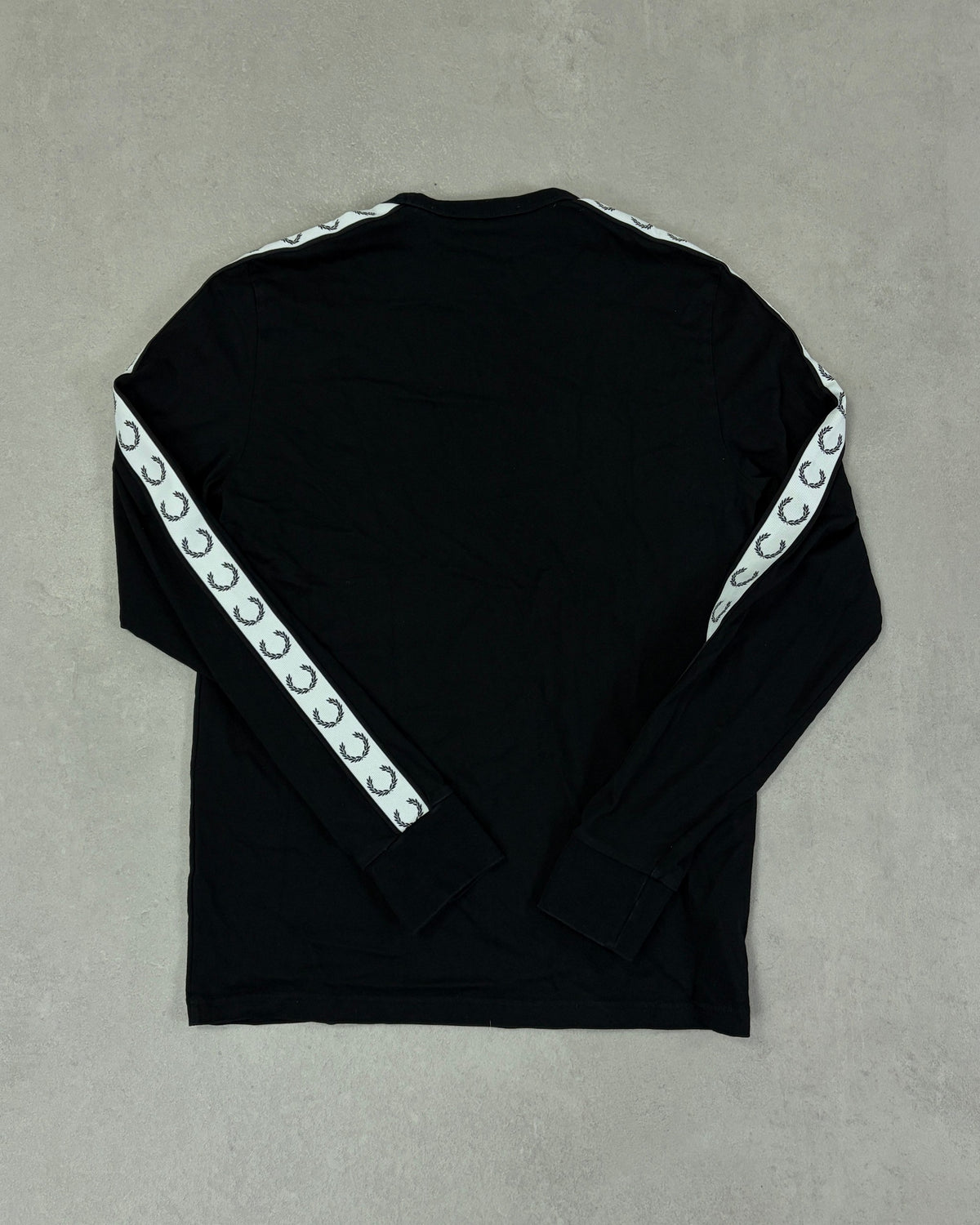 Fred Perry Langarmshirt Schwarz mit Lorbeer-Tape – Rückseite
