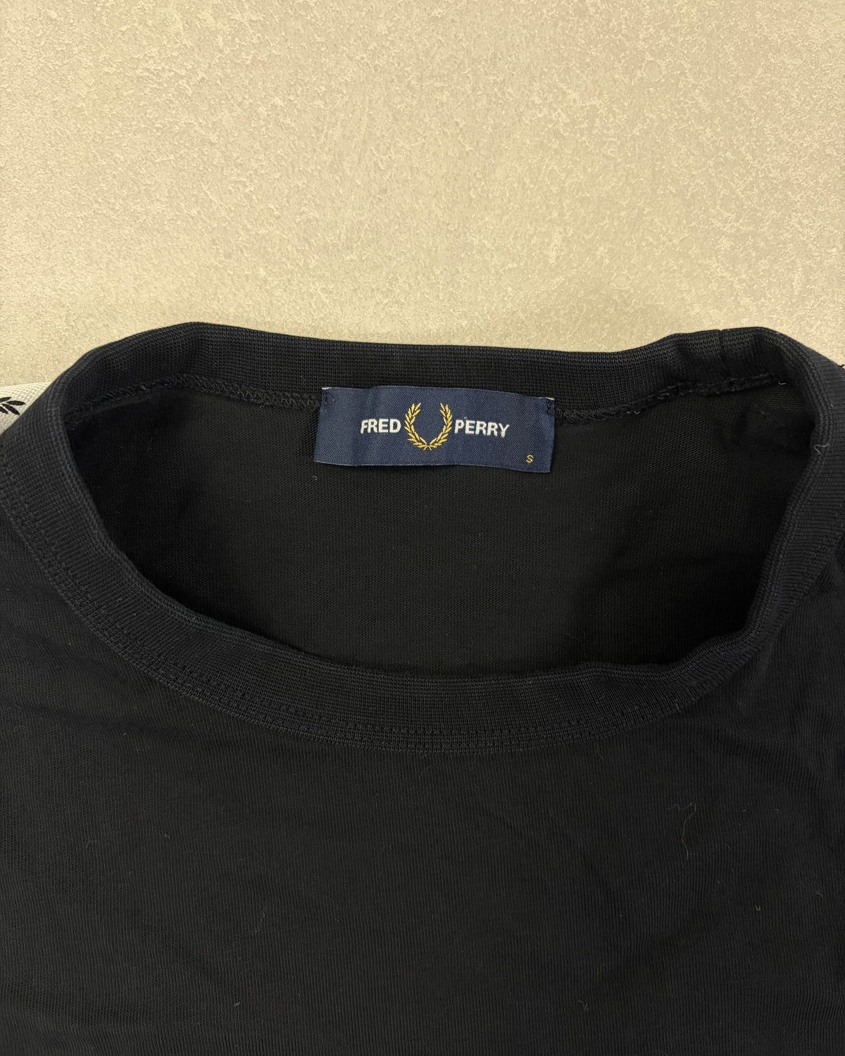 Fred Perry Langarmshirt Schwarz mit Lorbeer-Tape – Etikett