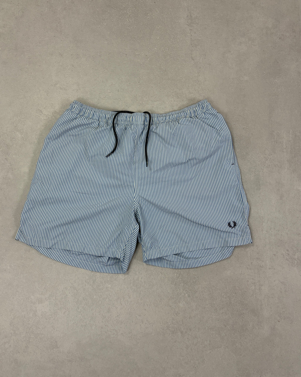 Fred Perry Badeshorts Blau-Weiß gestreift – Vorderseite