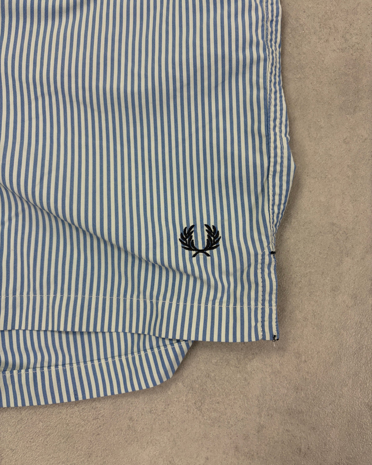 Fred Perry Badeshorts Blau-Weiß gestreift – Detail