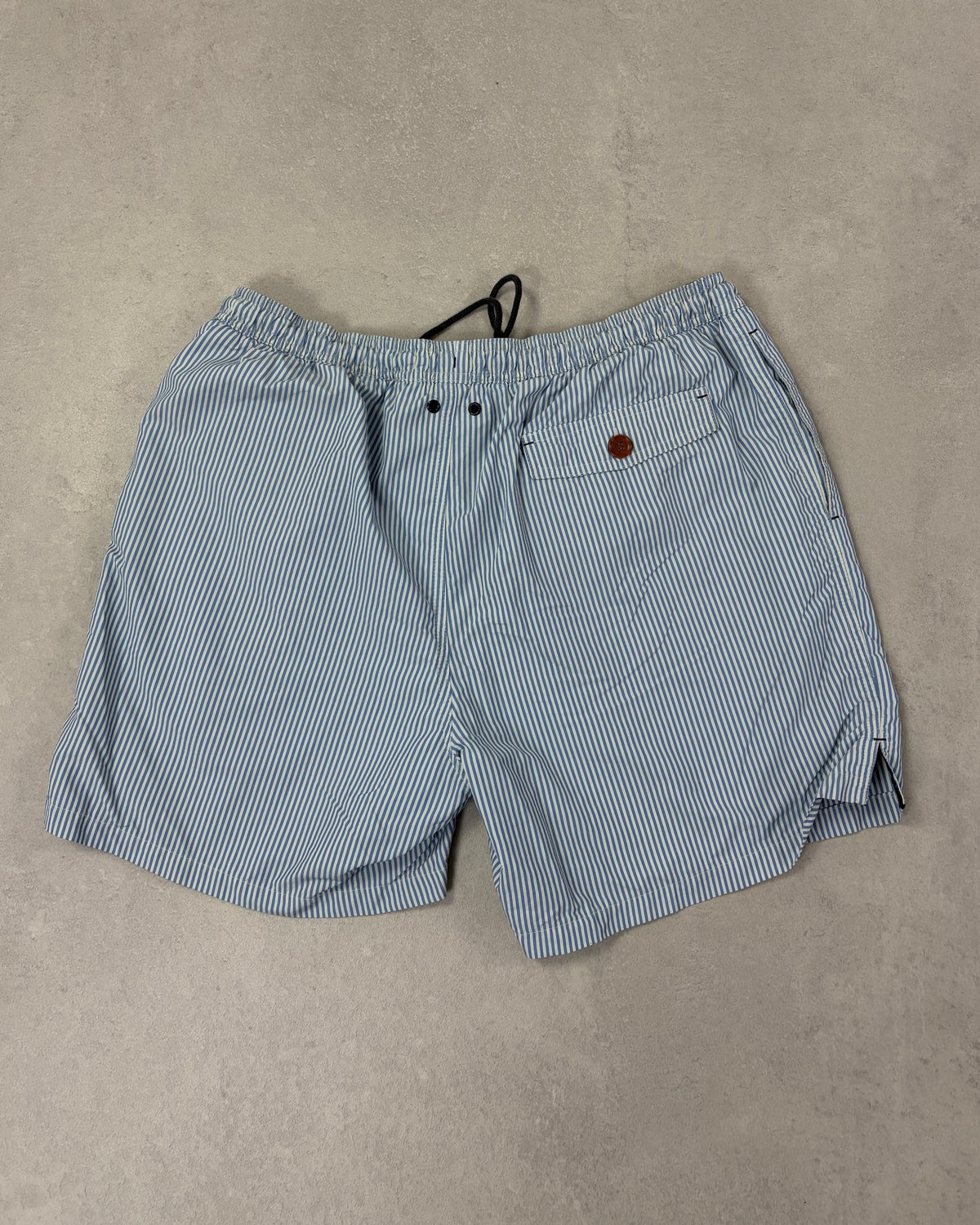 Fred Perry Badeshorts Blau-Weiß gestreift – Rückseite