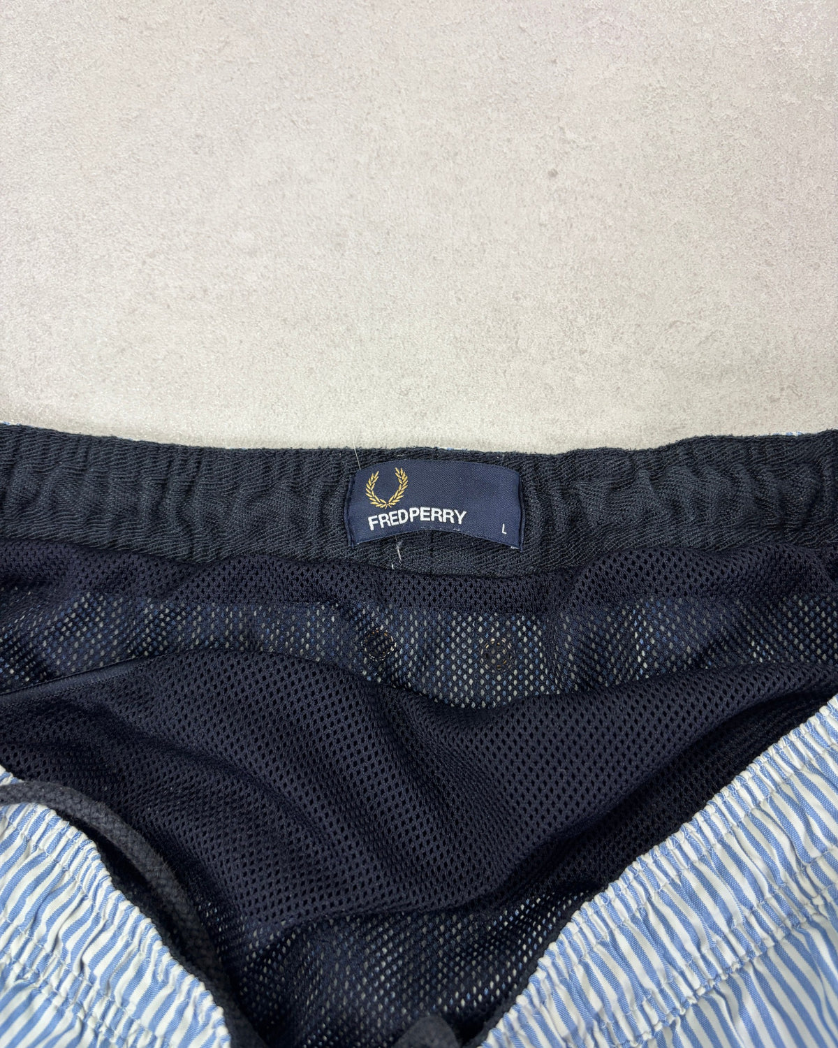 Fred Perry Badeshorts Blau-Weiß gestreift – Etikett