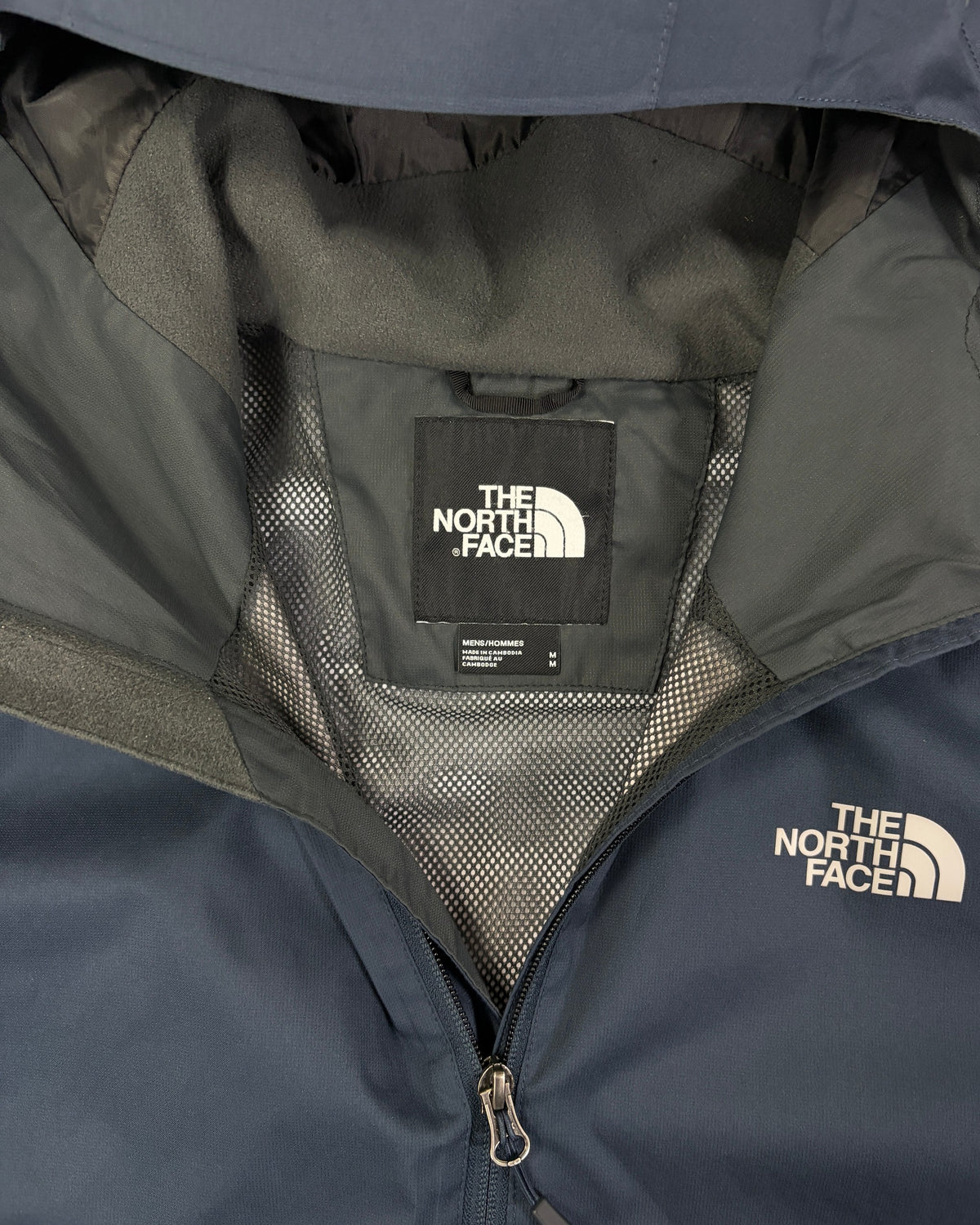 The North Face Regenjacke Stahlblau mit Kapuze – Etikett