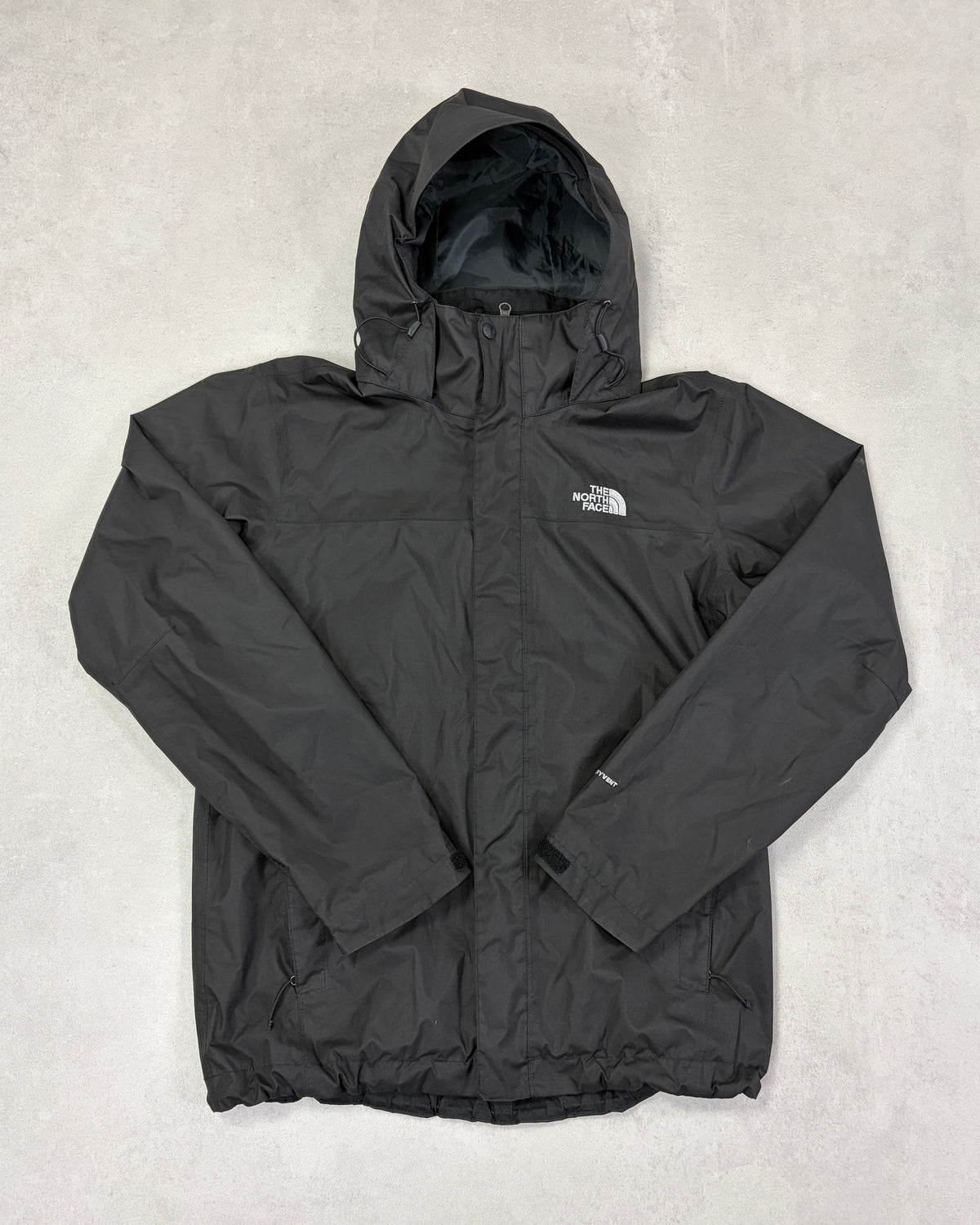 The North Face Regenjacke Schwarz mit Kapuze – Vorderseite