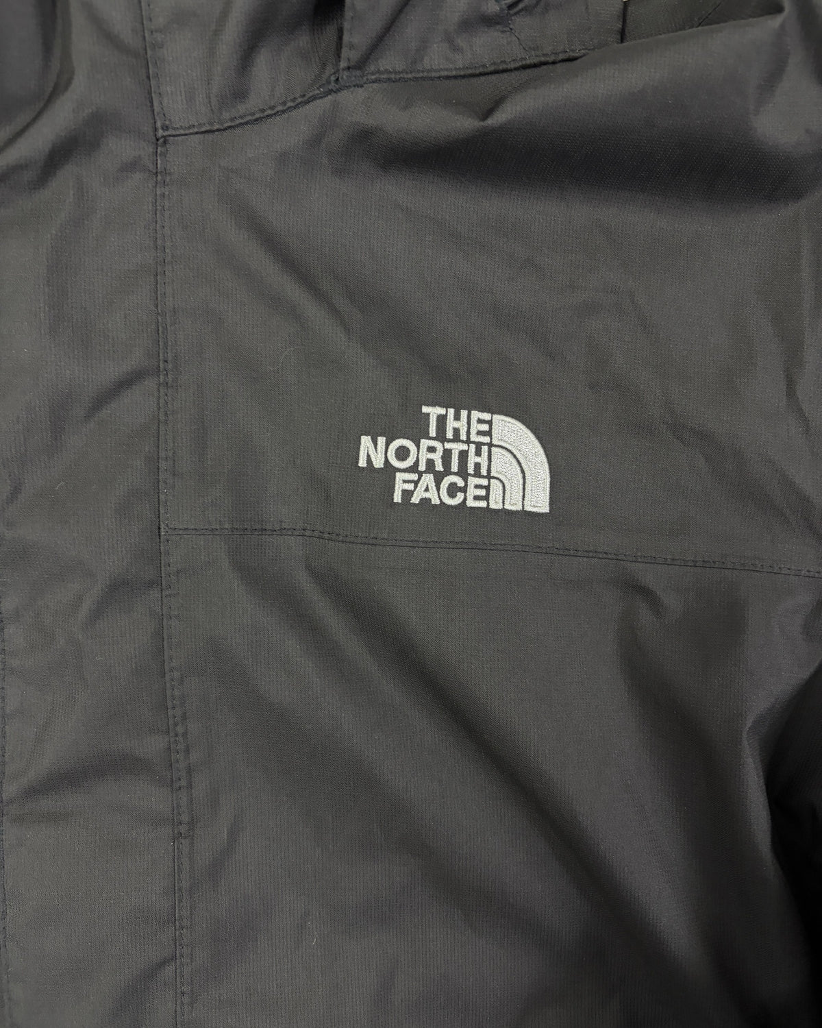 The North Face Regenjacke Schwarz mit Kapuze – Detail