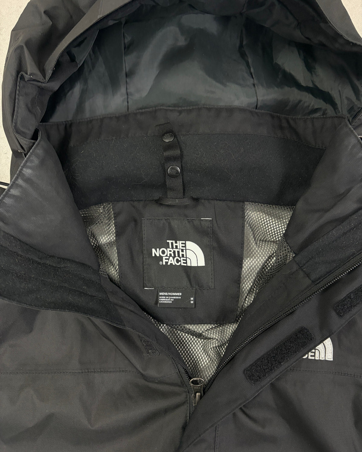 The North Face Regenjacke Schwarz mit Kapuze – Etikett