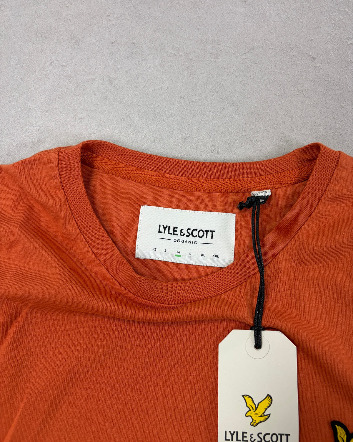 Lyle & Scott T-Shirt Orange mit Originaletikett – Etikett