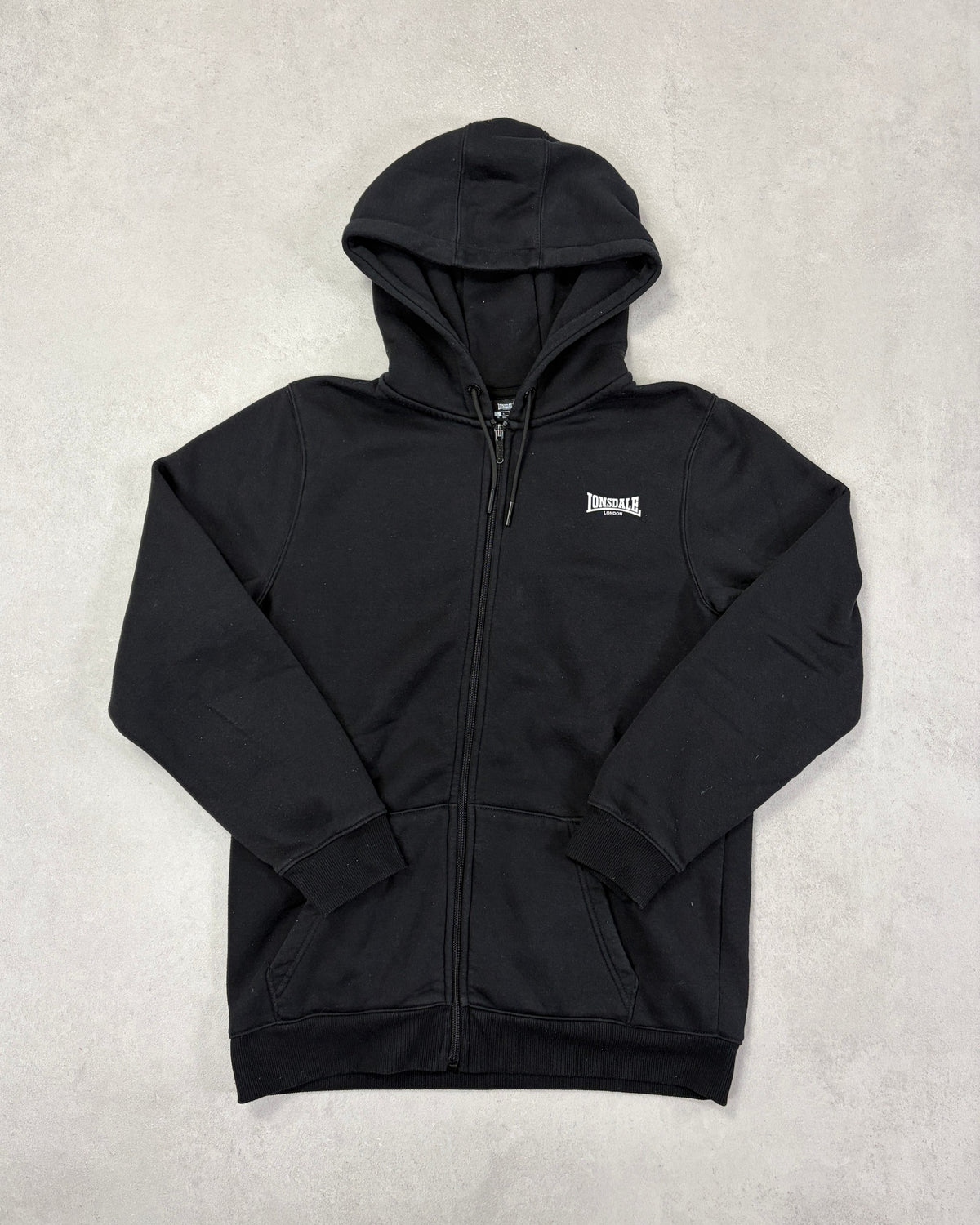 Lonsdale Zip-Hoodie Schwarz mit kleinem Logo – Vorderseite