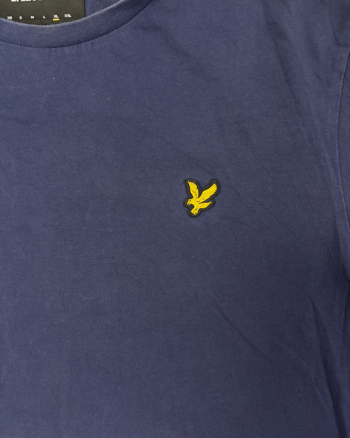 Lyle & Scott T-Shirt Navy mit Adler – Detail