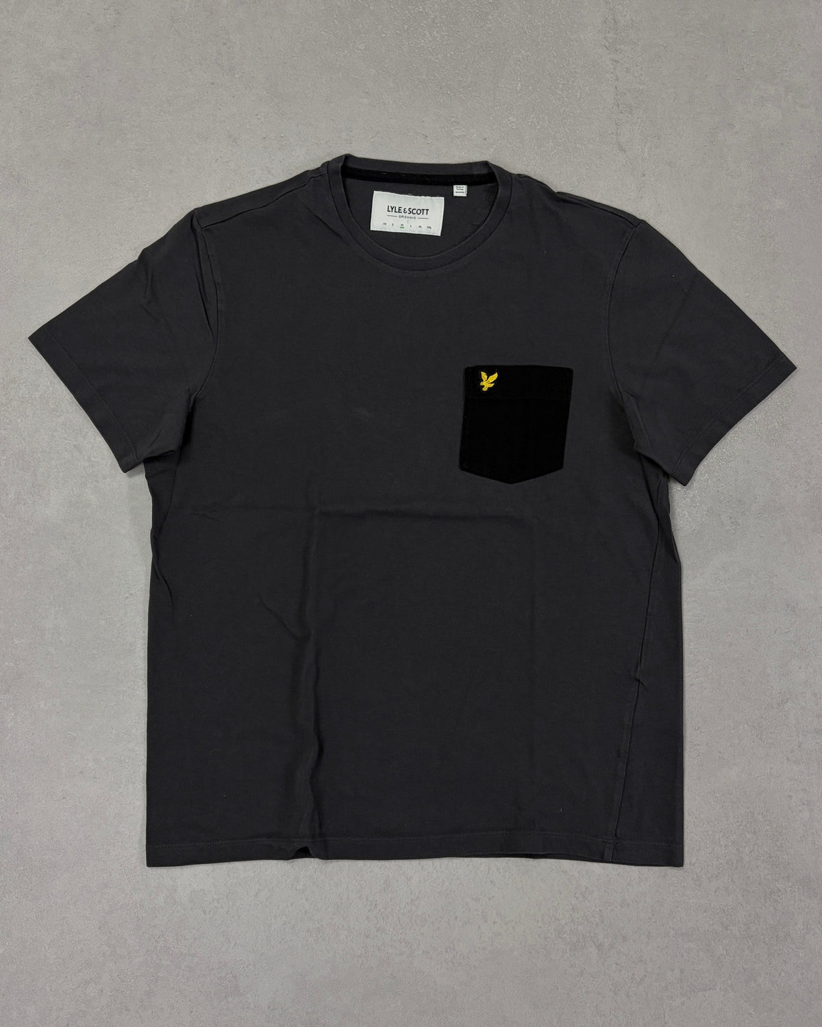 Lyle & Scott T-Shirt Anthrazit mit schwarzer Brusttasche – Vorderseite