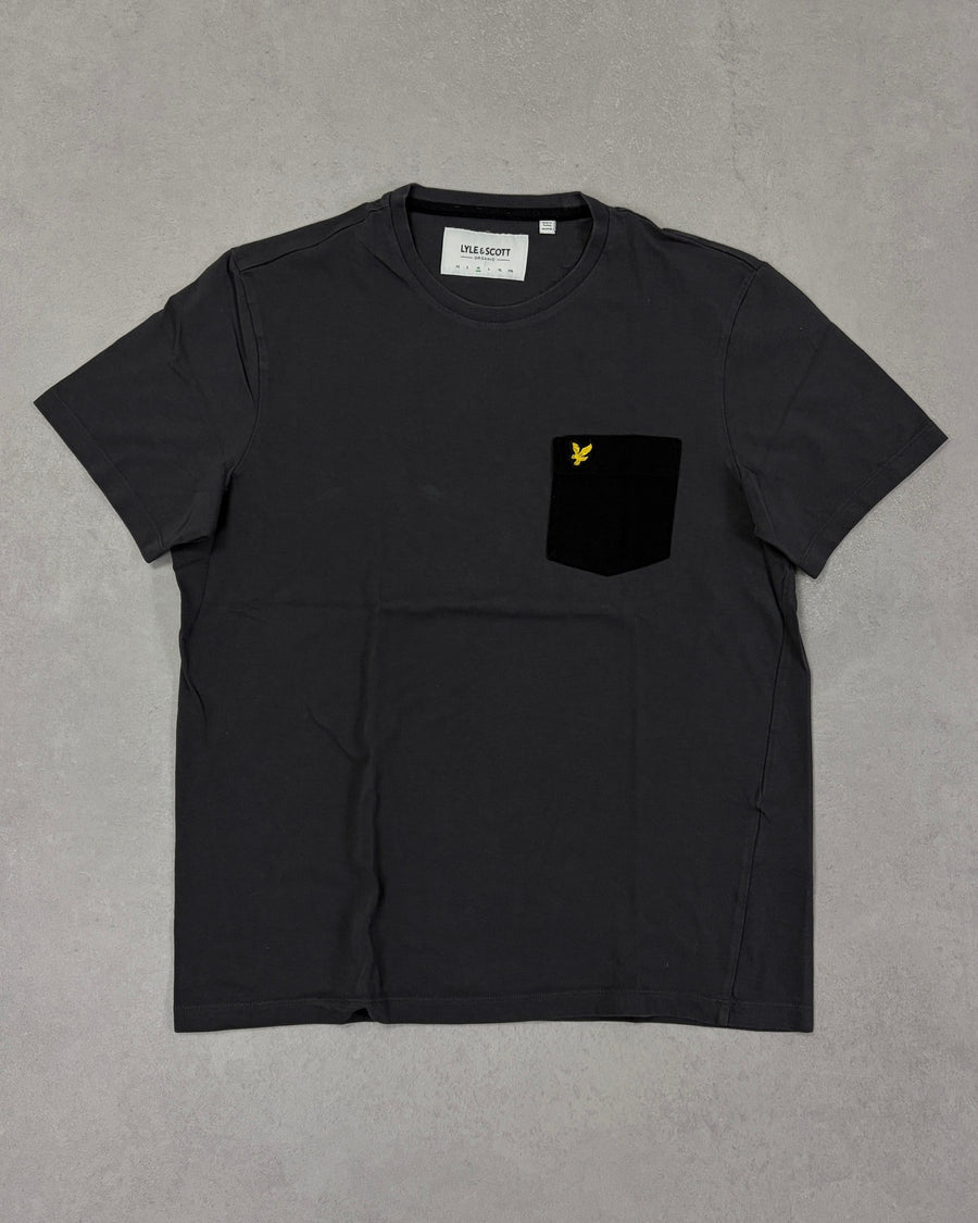 Lyle & Scott T-Shirt Anthrazit mit schwarzer Brusttasche – Vorderseite