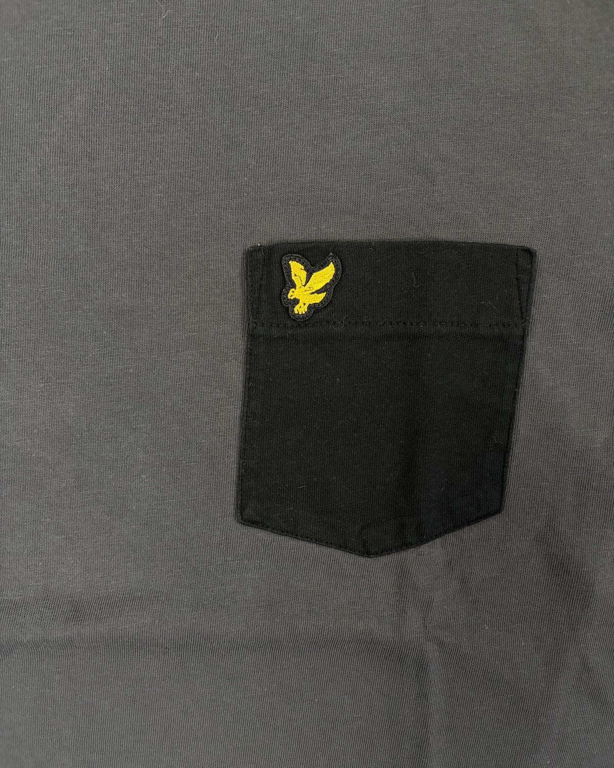 Lyle & Scott T-Shirt Anthrazit mit schwarzer Brusttasche – Detail