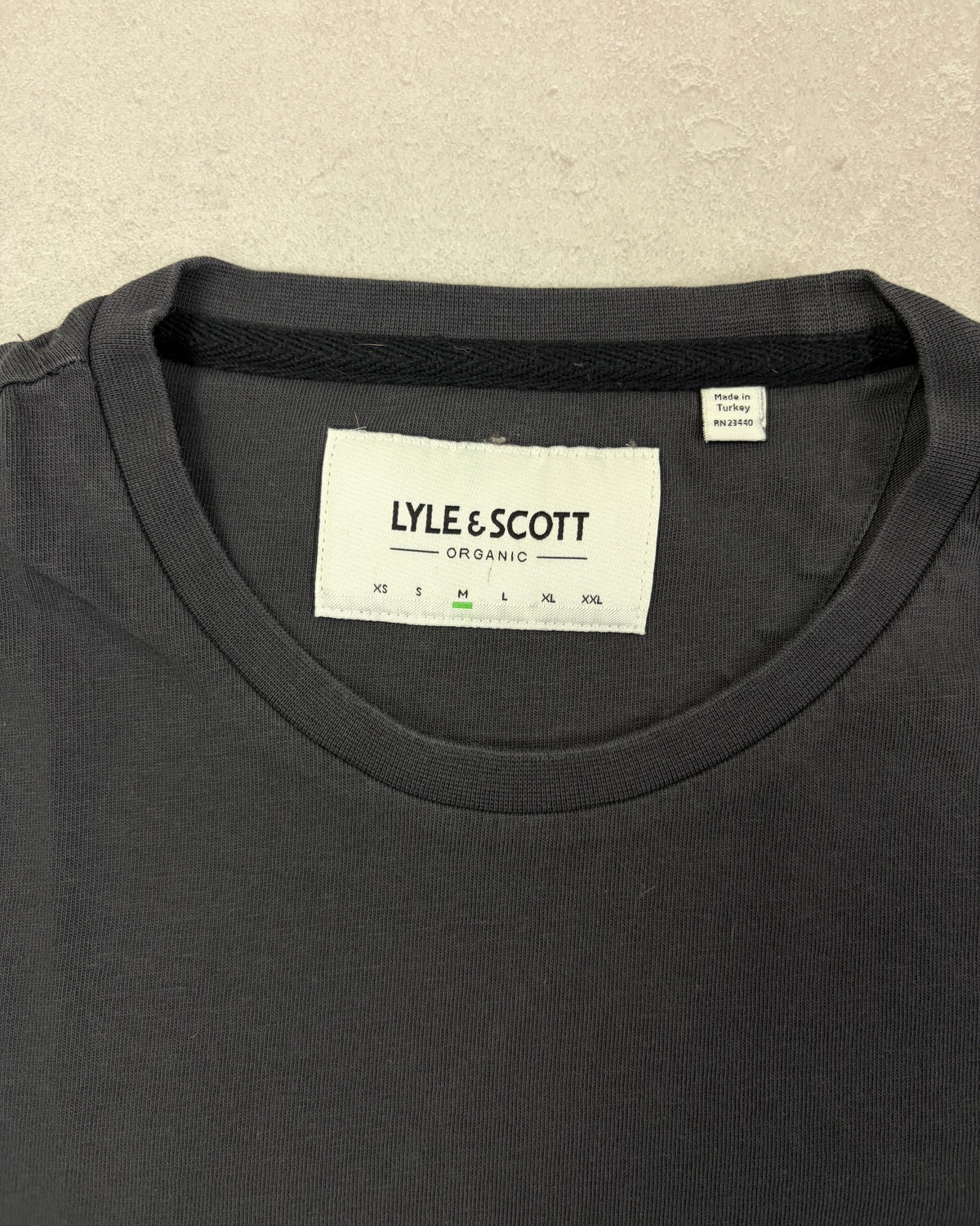 Lyle & Scott T-Shirt Anthrazit mit schwarzer Brusttasche – Etikett