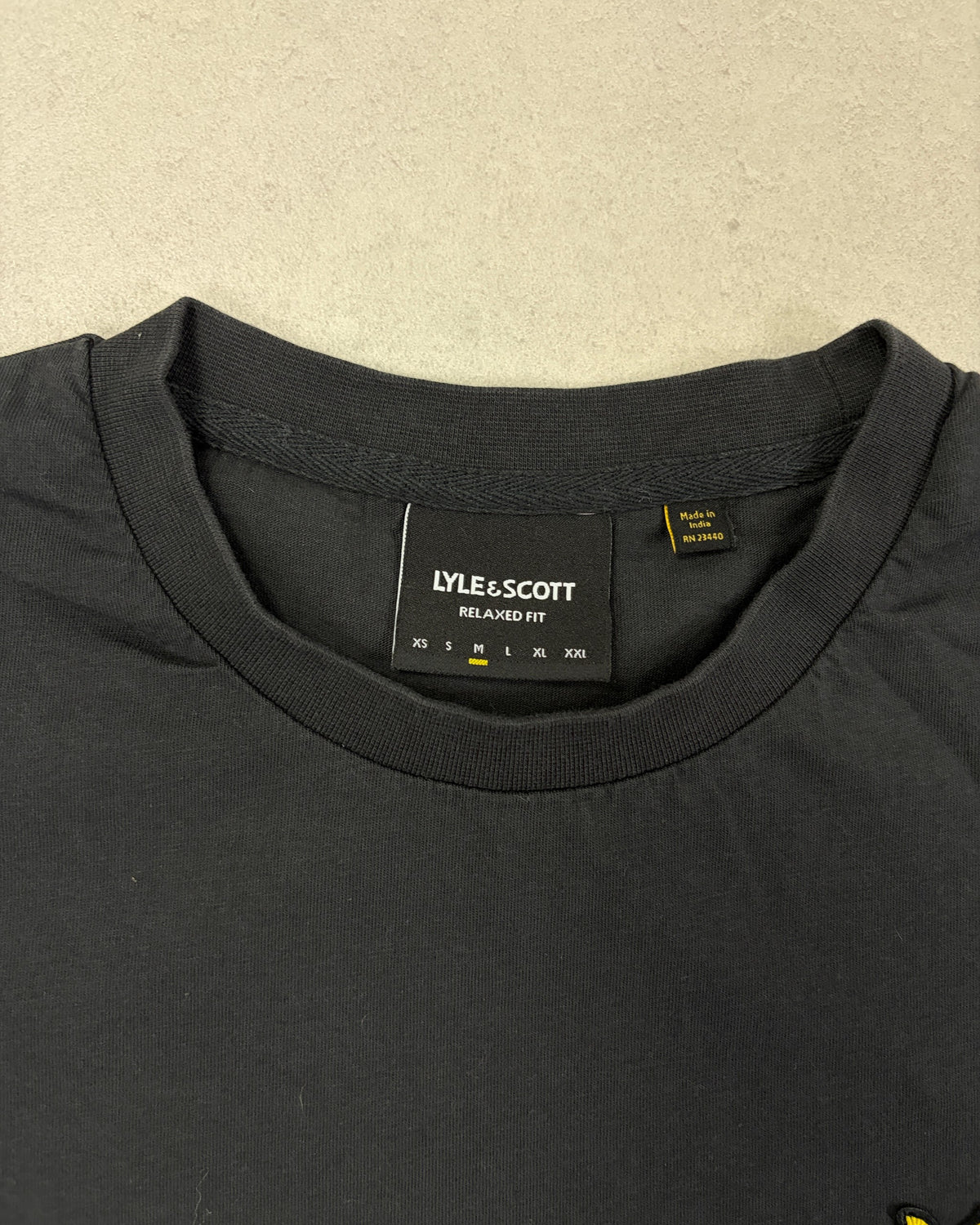 Lyle & Scott T-Shirt Schwarz mit Rückenprint – Etikett