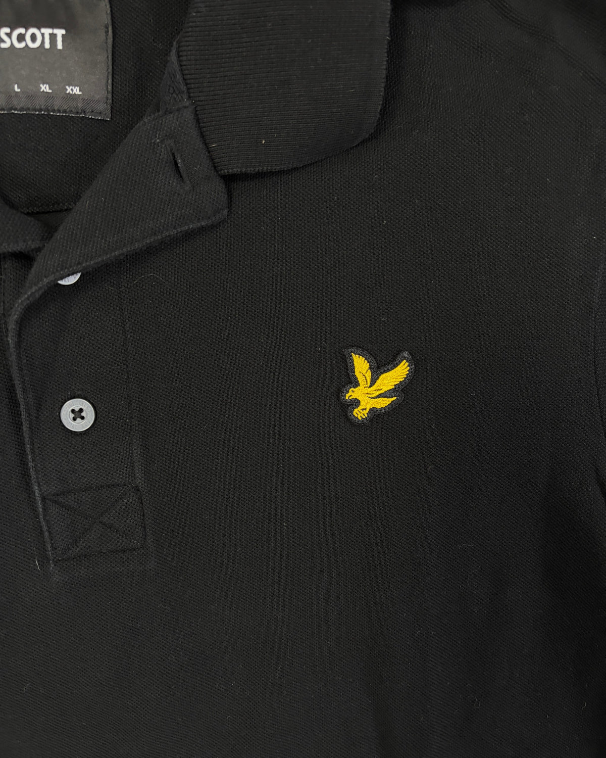 Lyle & Scott Poloshirt Schwarz mit Adler – Detail