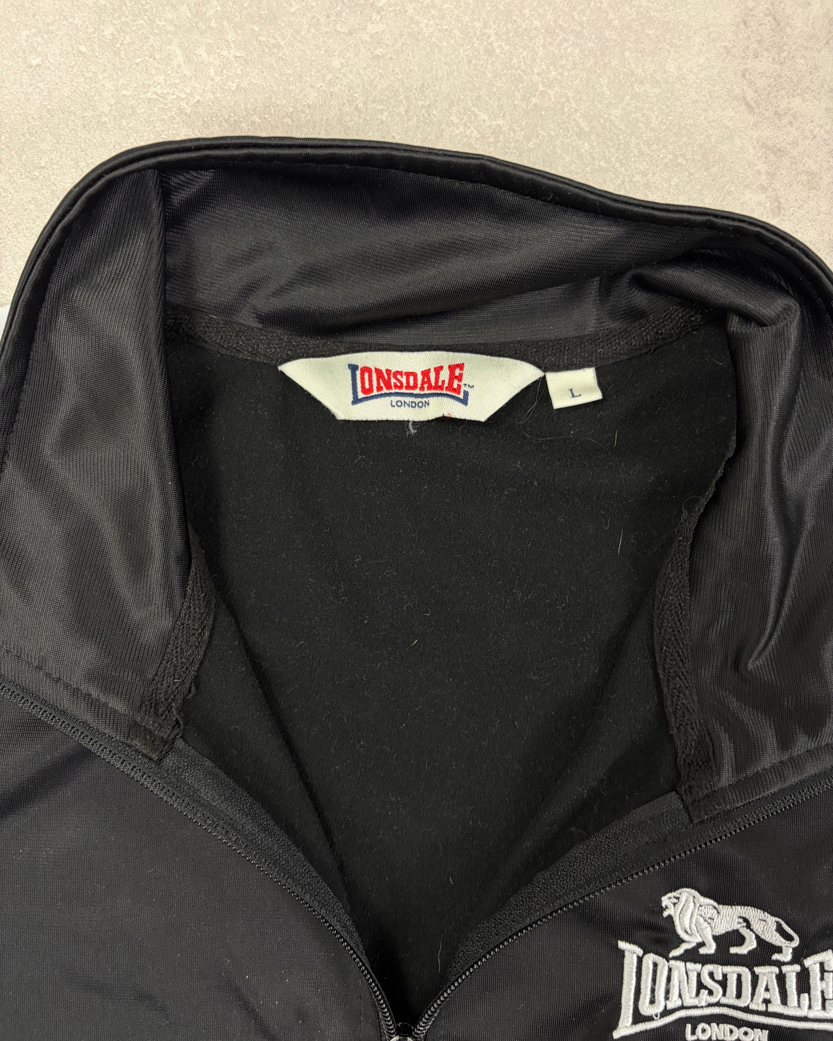 Lonsdale Trainingsjacke Schwarz mit weißen Schultereinsätzen – Etikett