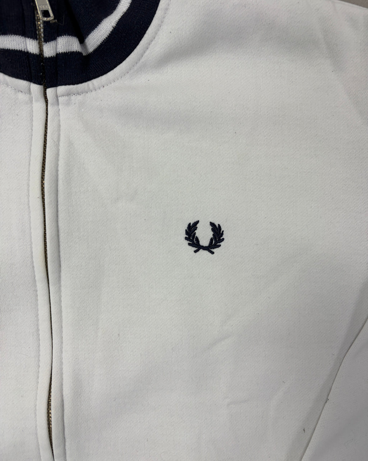 Fred Perry Trainingsjacke Weiß mit Navy-Bündchen – Detail