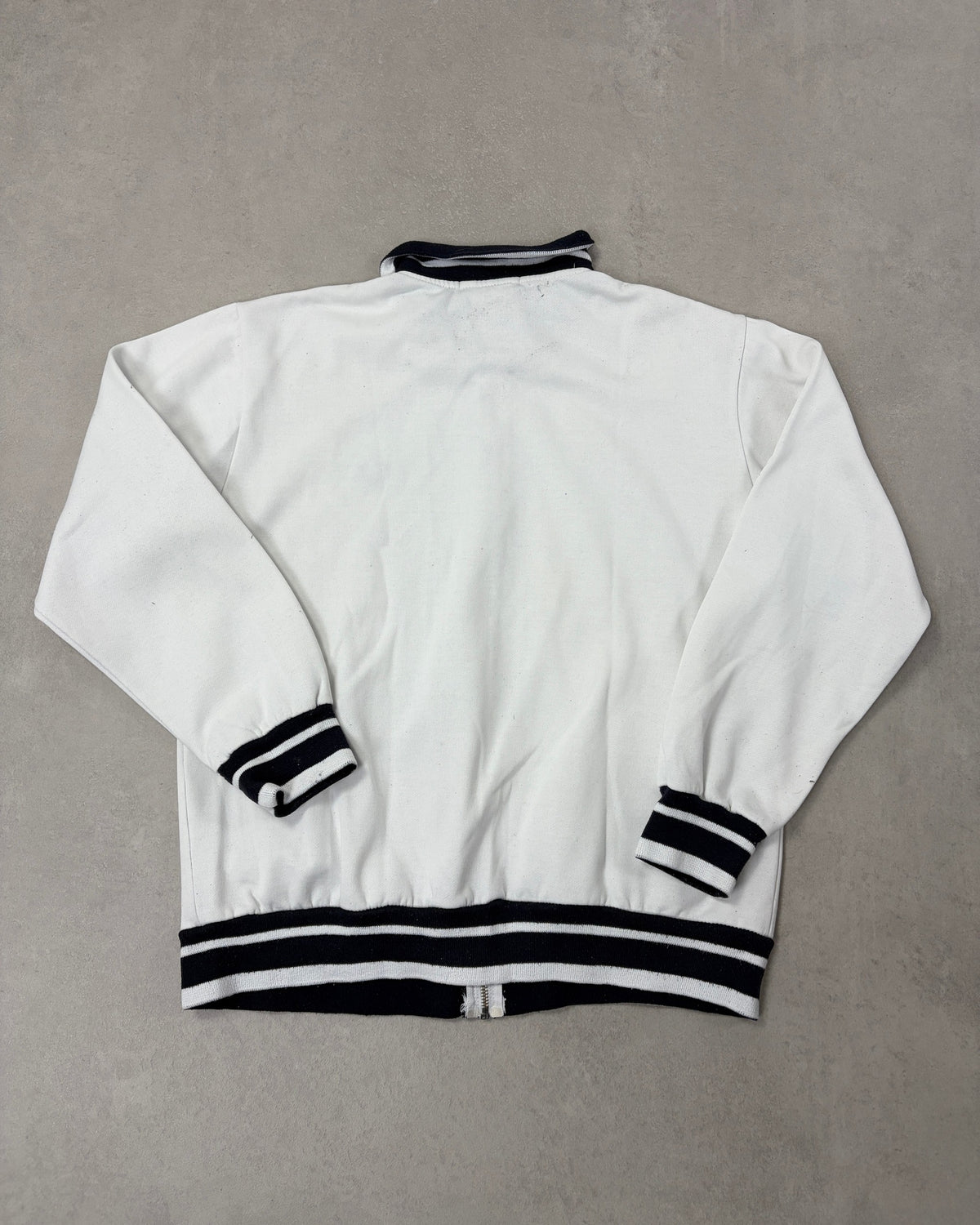 Fred Perry Trainingsjacke Weiß mit Navy-Bündchen – Rückseite
