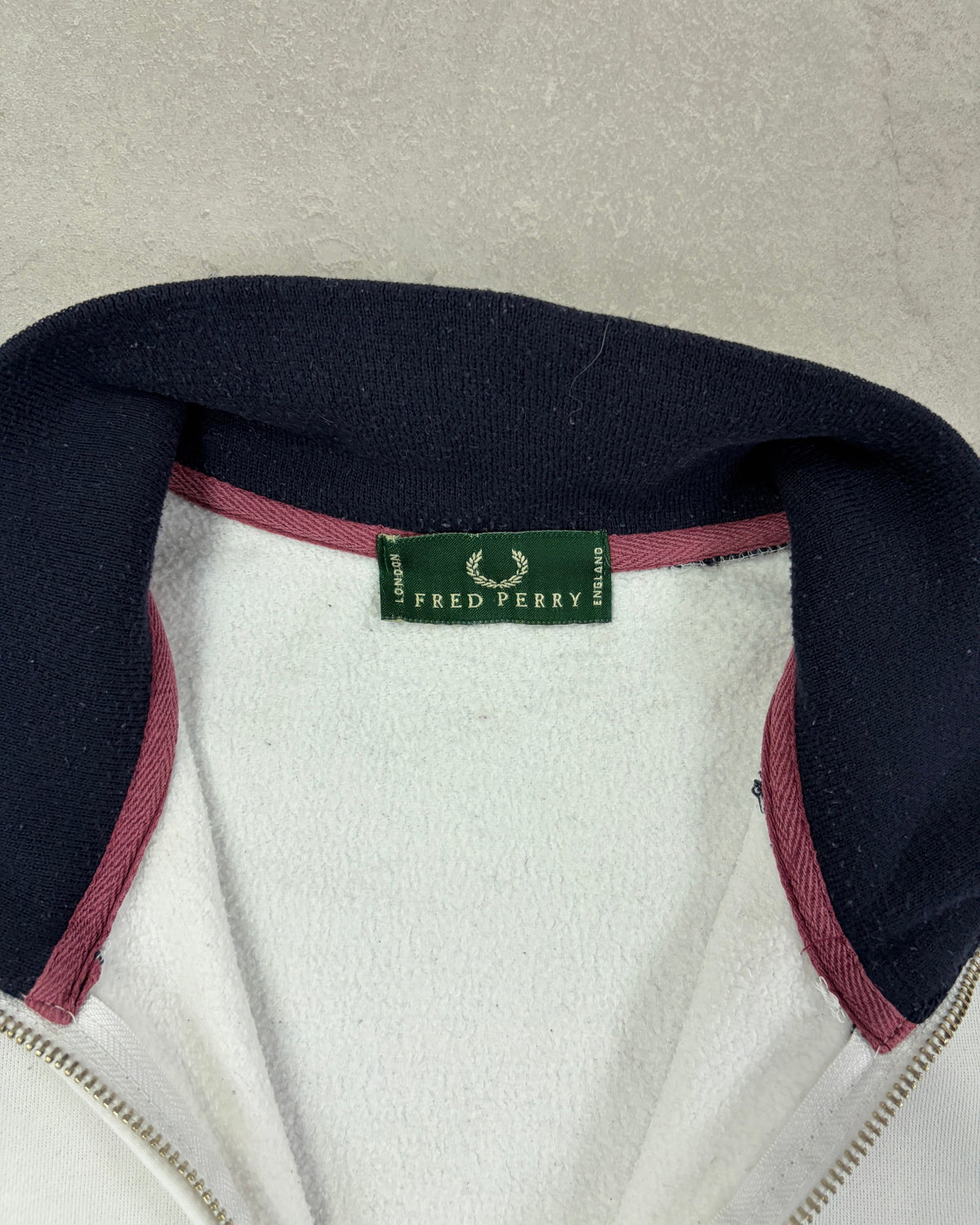 Fred Perry Trainingsjacke Weiß mit Navy-Bündchen – Etikett