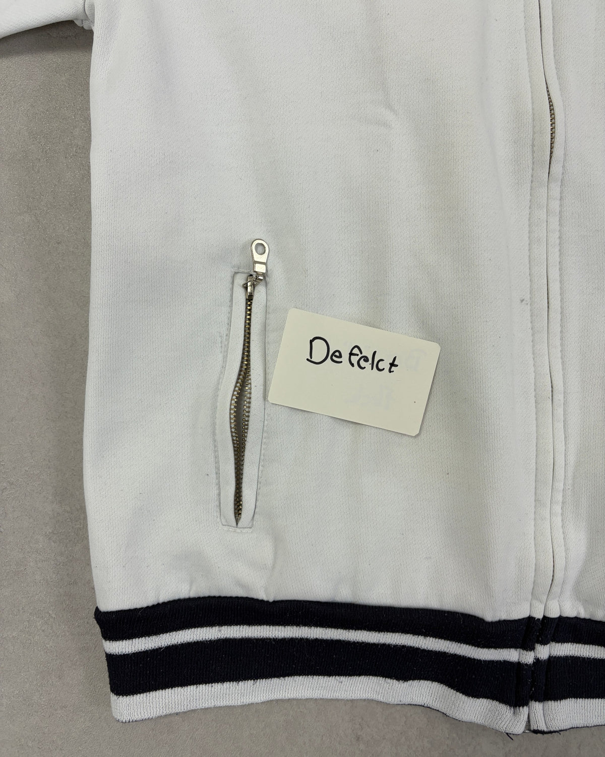 Fred Perry Trainingsjacke Weiß mit Navy-Bündchen – Mangel im Detail