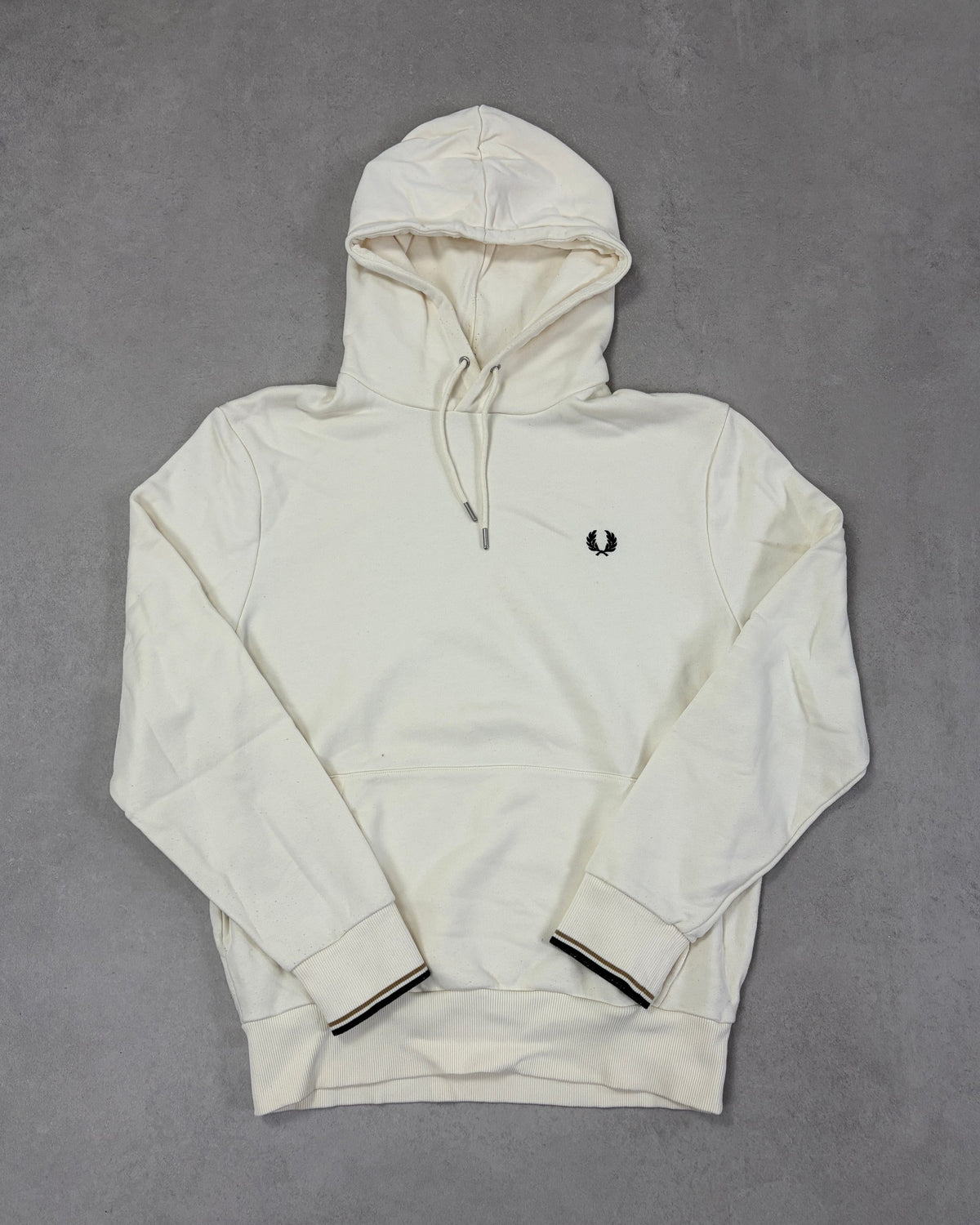 Fred Perry Hoodie Creme mit schwarzem Lorbeerkranz – Vorderseite