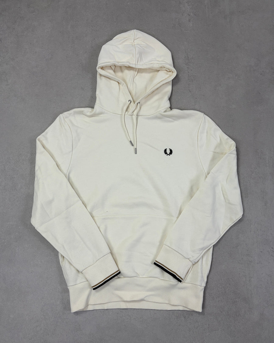 Fred Perry Hoodie Creme mit schwarzem Lorbeerkranz – Vorderseite