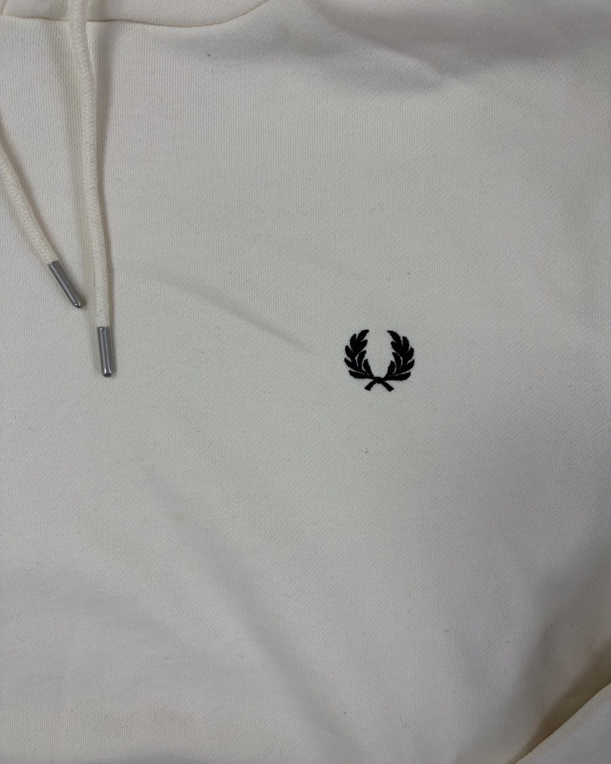 Fred Perry Hoodie Creme mit schwarzem Lorbeerkranz – Detail