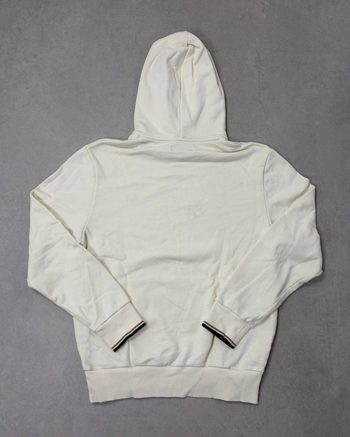 Fred Perry Hoodie Creme mit schwarzem Lorbeerkranz – Rückseite