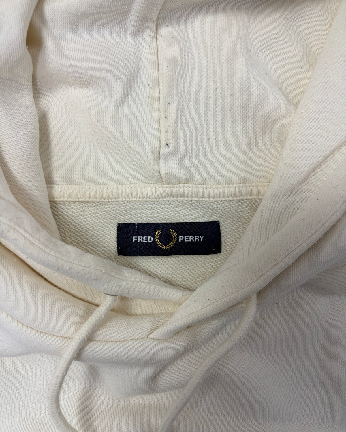 Fred Perry Hoodie Creme mit schwarzem Lorbeerkranz – Etikett