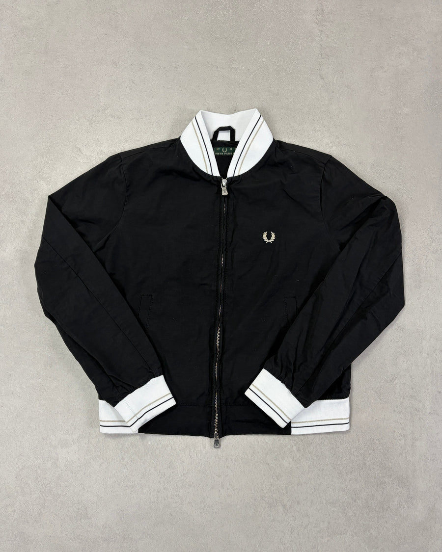 Fred Perry Bomberjacke Schwarz mit weißen Bündchen – Vorderseite