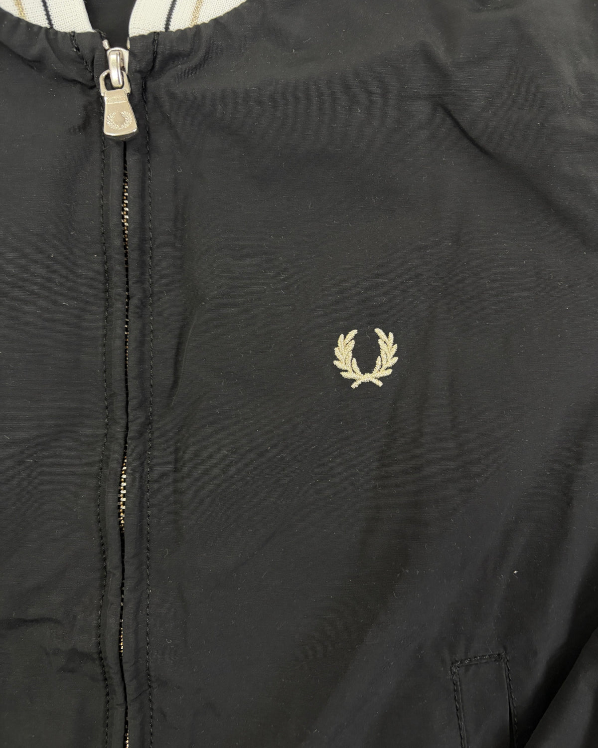 Fred Perry Bomberjacke Schwarz mit weißen Bündchen – Detail
