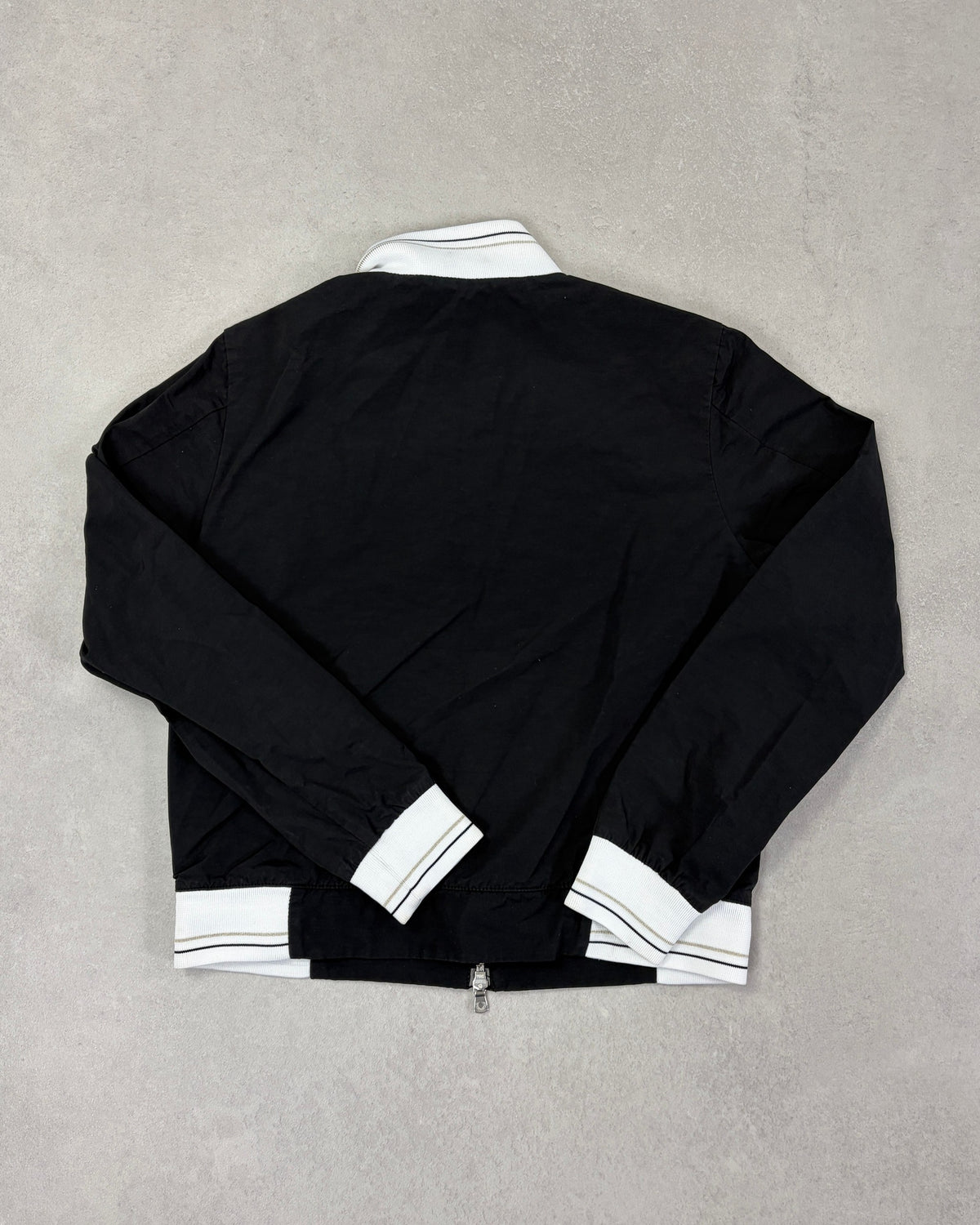 Fred Perry Bomberjacke Schwarz mit weißen Bündchen – Rückseite