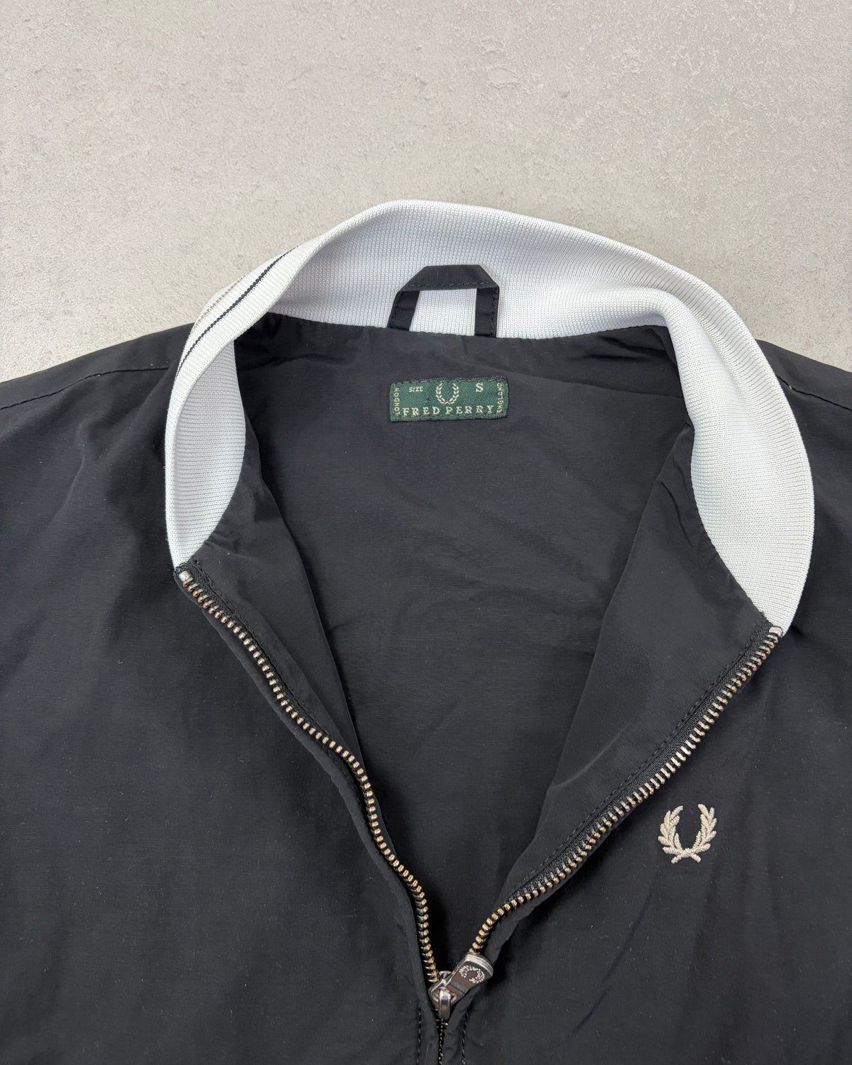 Fred Perry Bomberjacke Schwarz mit weißen Bündchen – Etikett