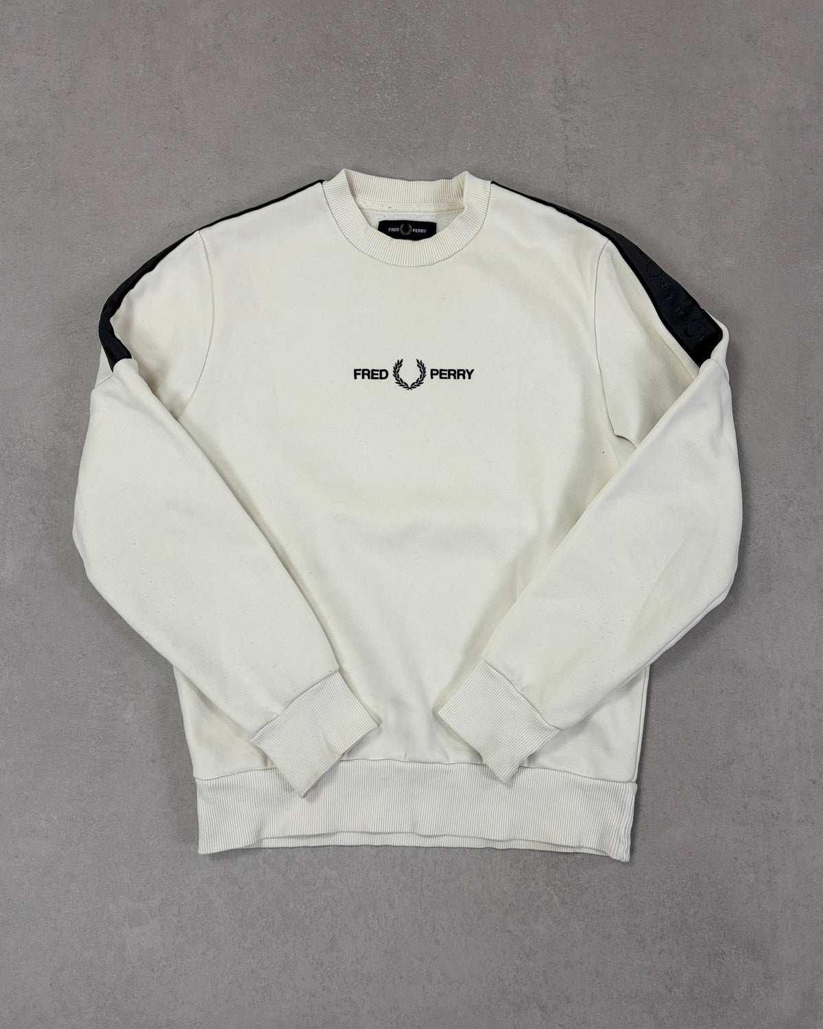 Fred Perry Pullover Creme mit schwarzem Ärmel-Tape – Vorderseite