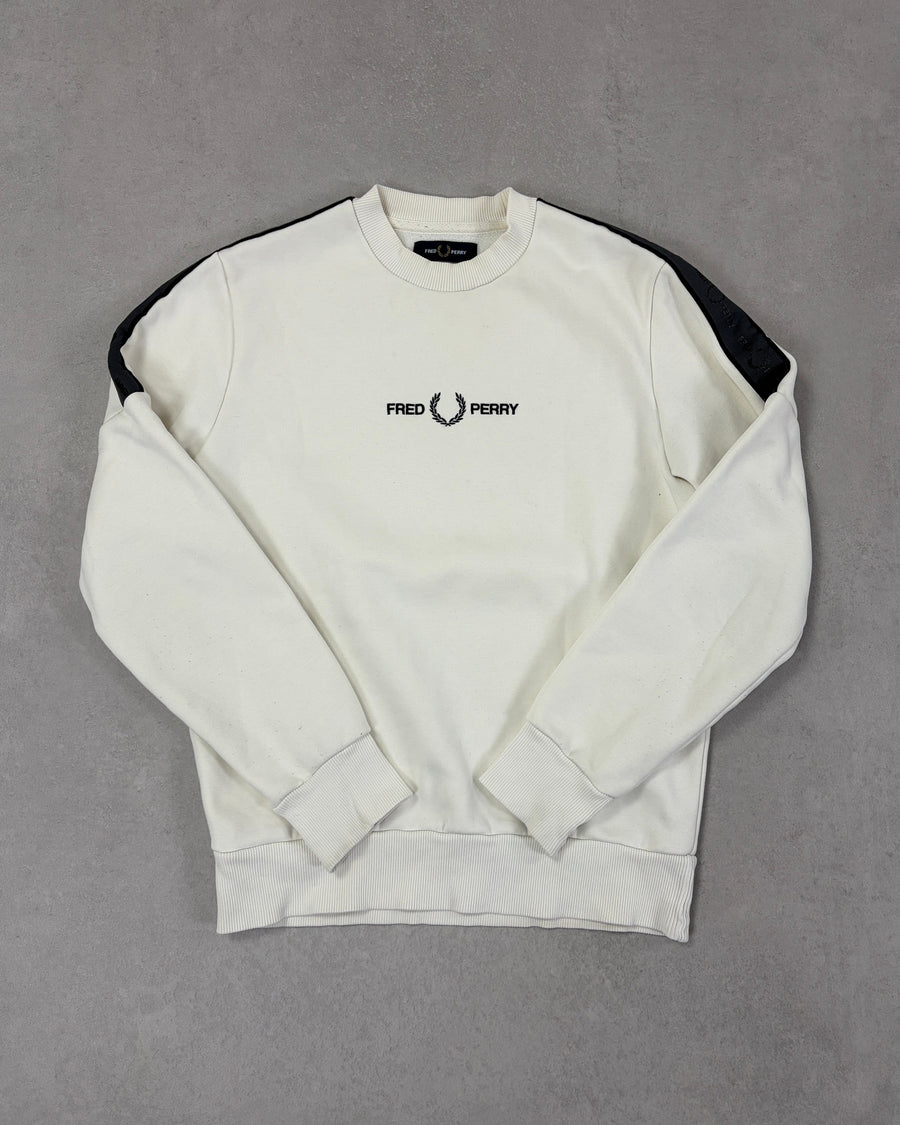 Fred Perry Pullover Creme mit schwarzem Ärmel-Tape – Vorderseite
