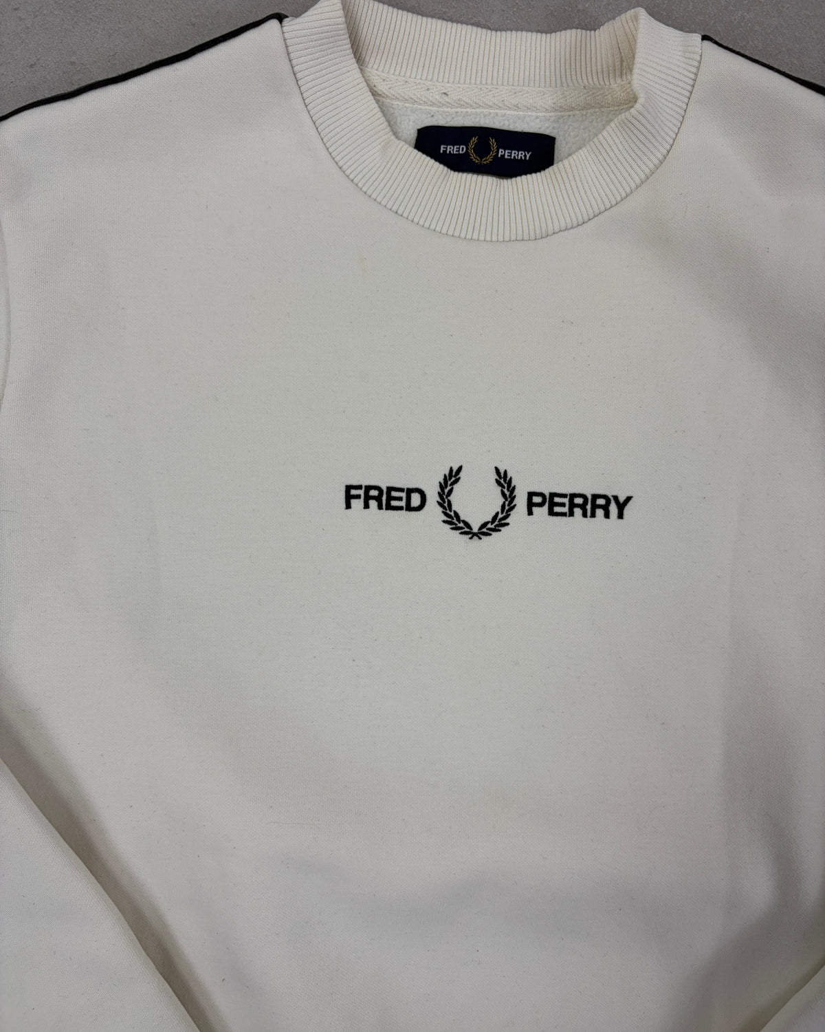 Fred Perry Pullover Creme mit schwarzem Ärmel-Tape – Detail