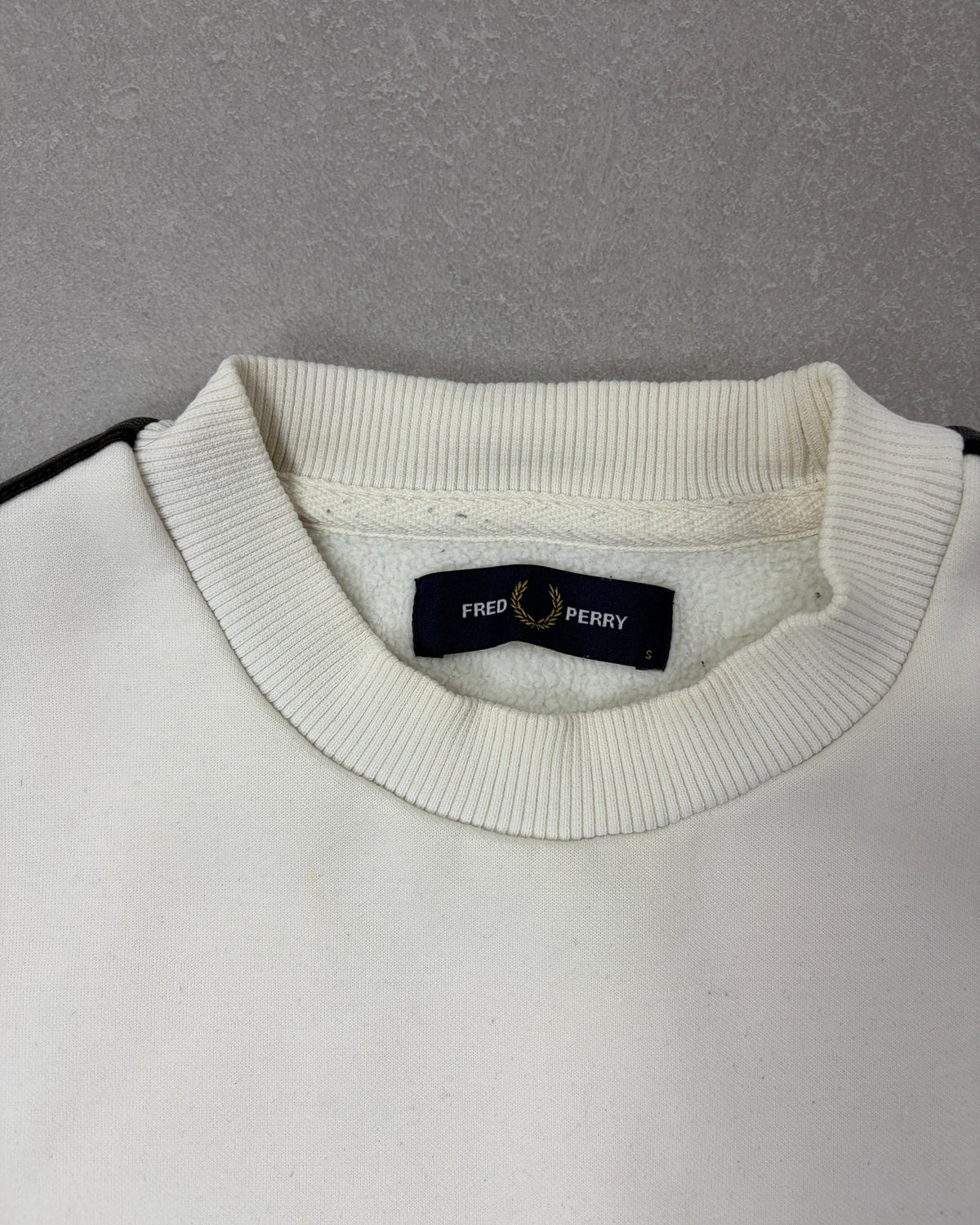 Fred Perry Pullover Creme mit schwarzem Ärmel-Tape – Etikett