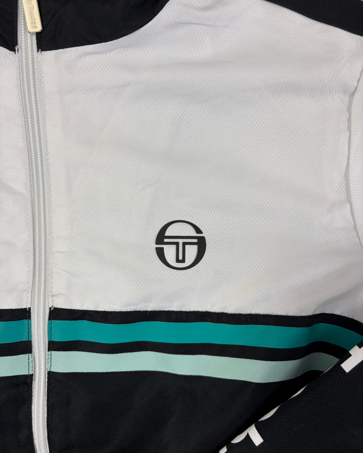 Sergio Tacchini Kinder-Trainingsjacke Schwarz-Weiß-Türkis – Detail