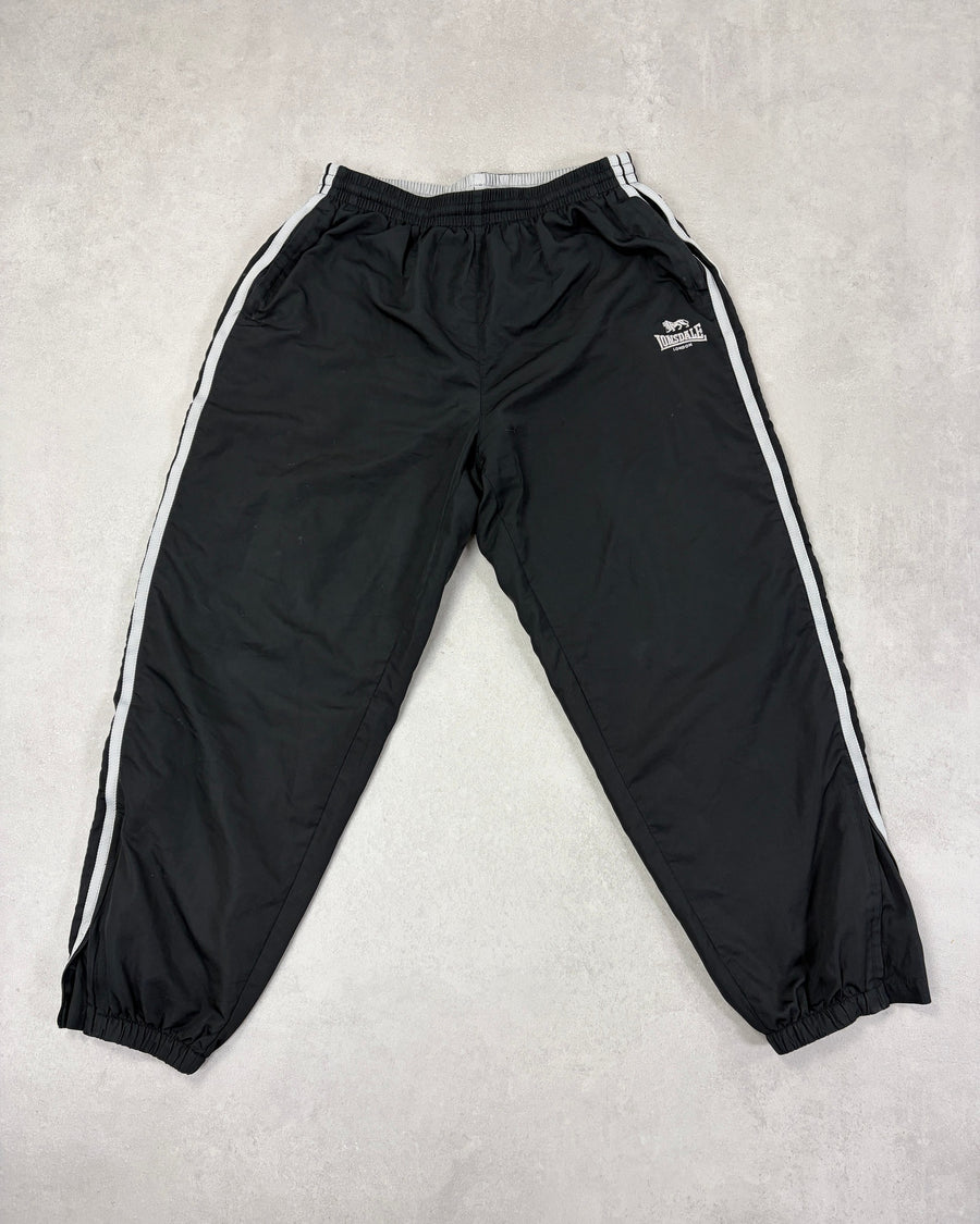 Lonsdale Trainingshose Schwarz mit Seitenstreifen – Vorderseite