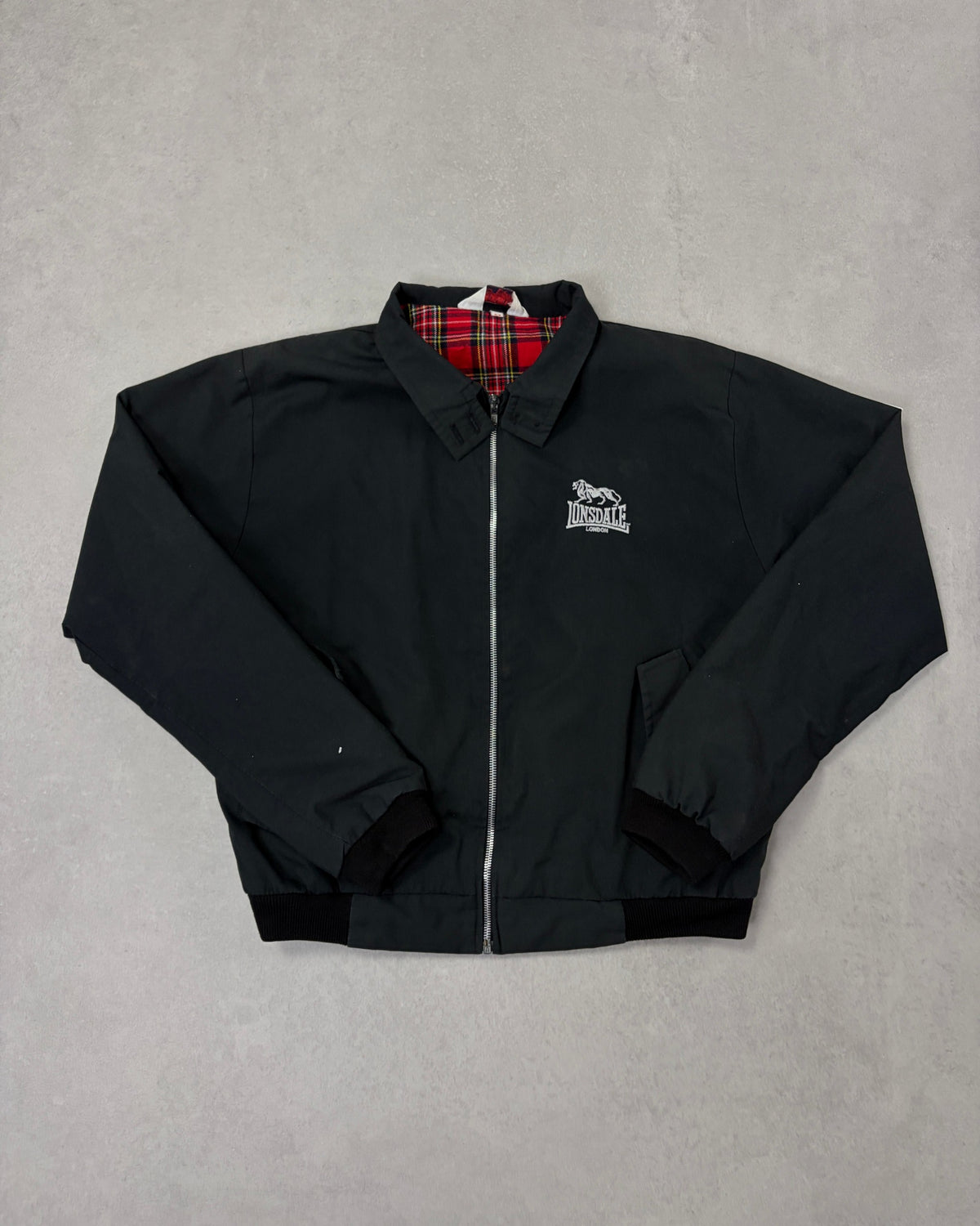 Lonsdale Harrington-Jacke Schwarz mit Tartan-Futter – Vorderseite