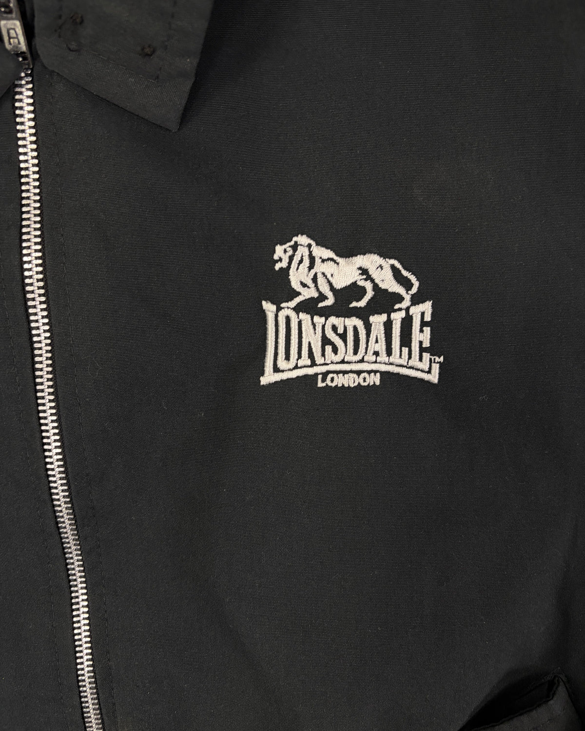 Lonsdale Harrington-Jacke Schwarz mit Tartan-Futter – Detail